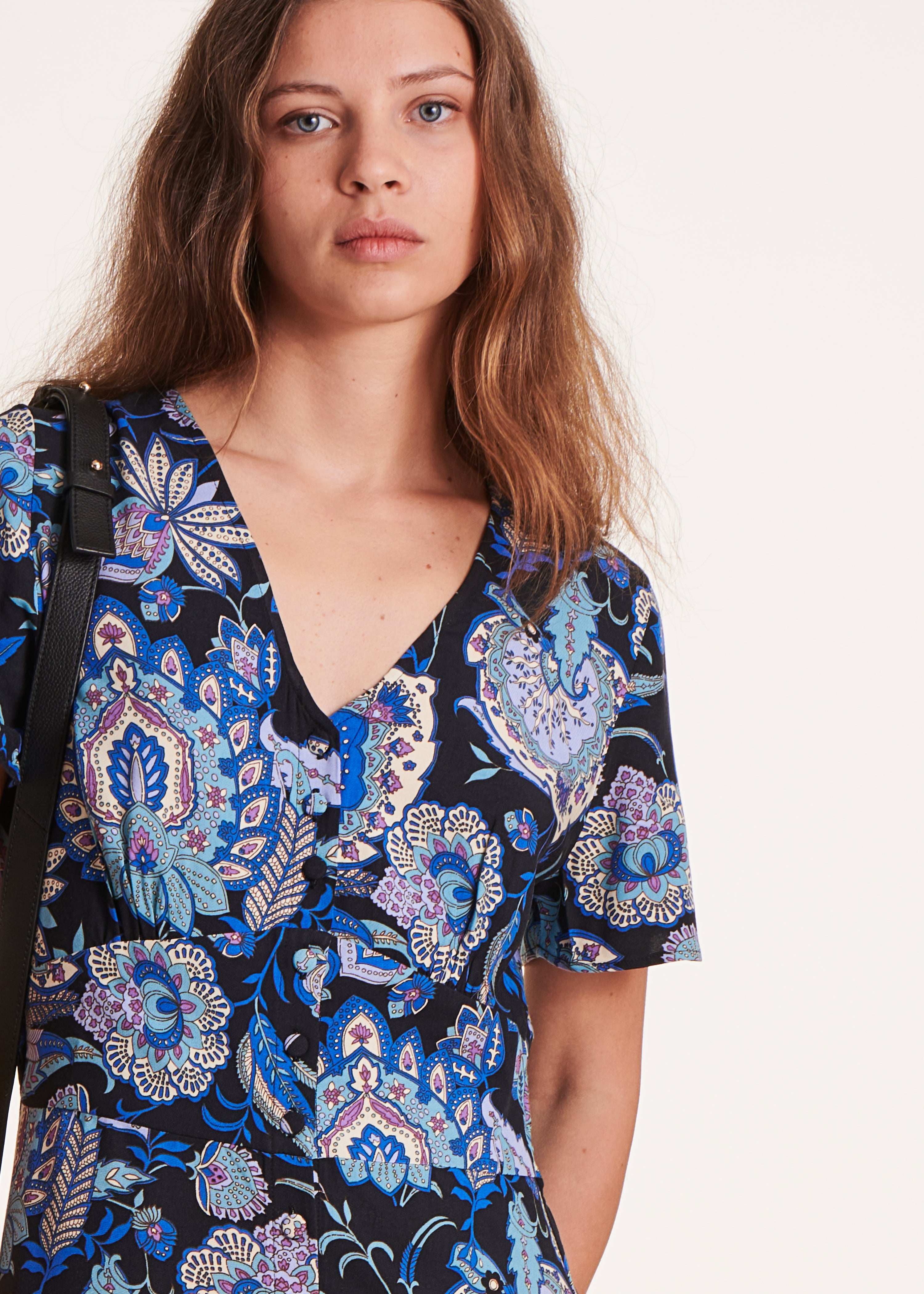 Lange jurk met zwarte en blauwe print en korte mouwen