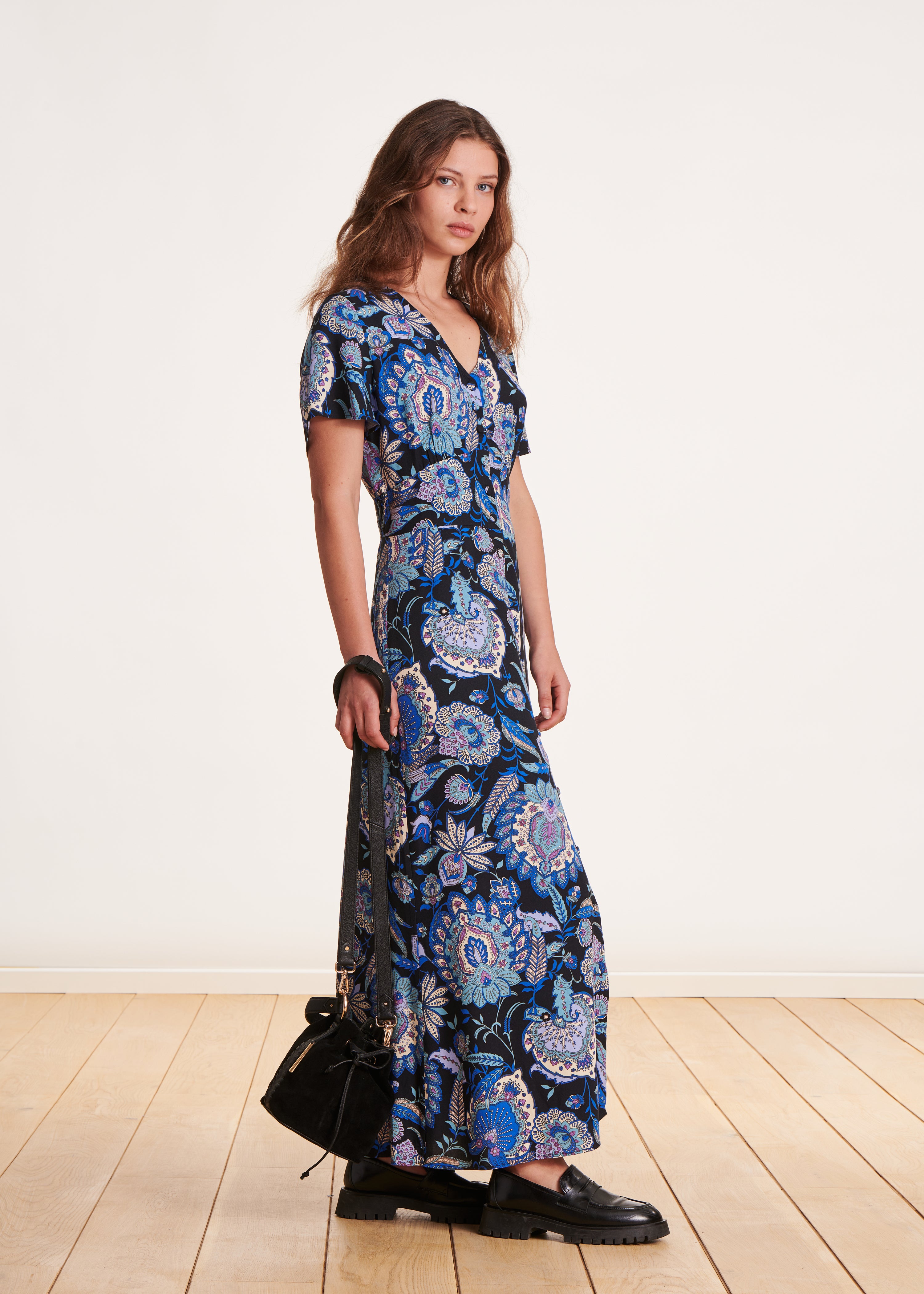 Robe longue imprimée noire et bleu à manches courtes