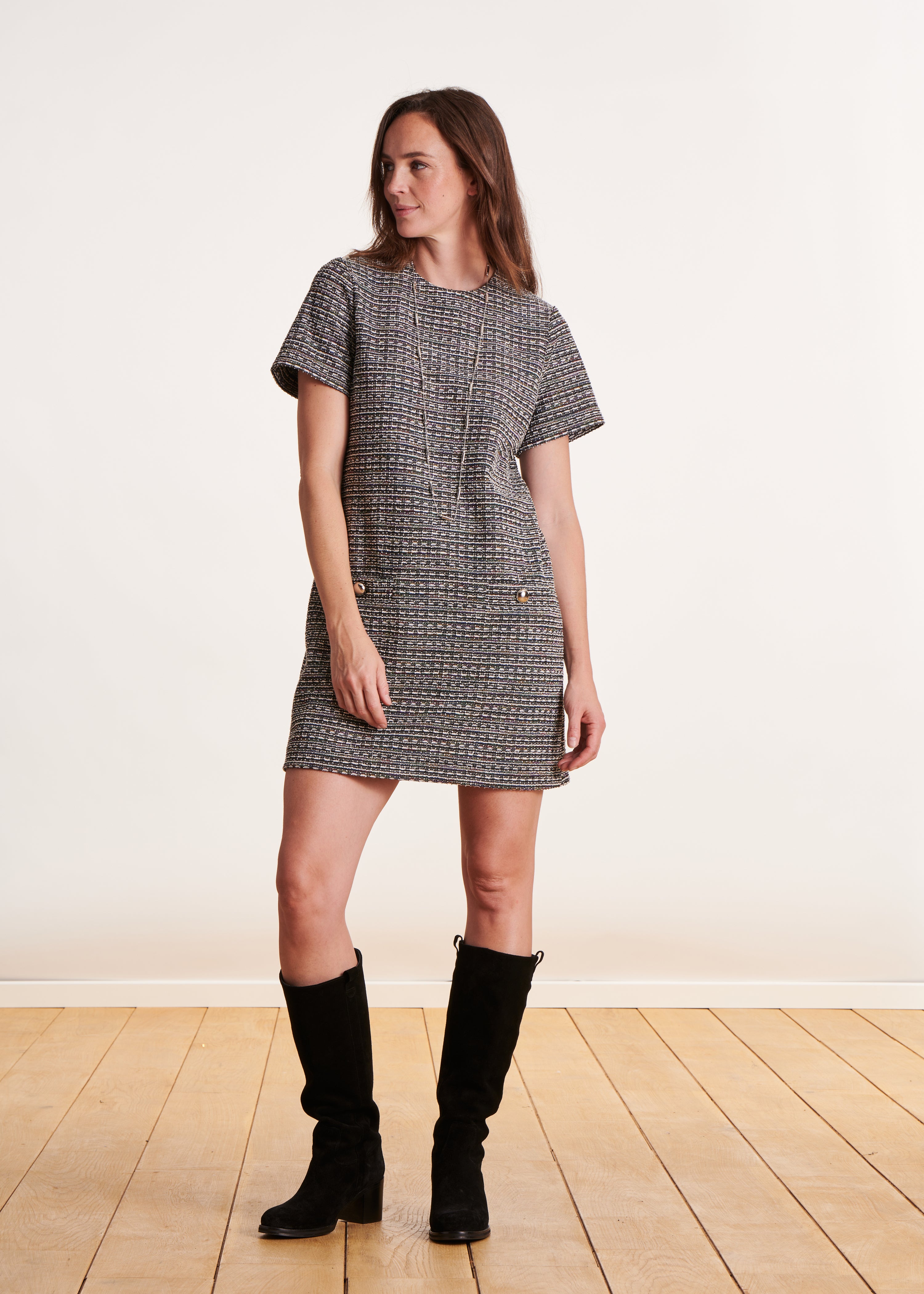 Vestido corto de tweed gris con manga corta