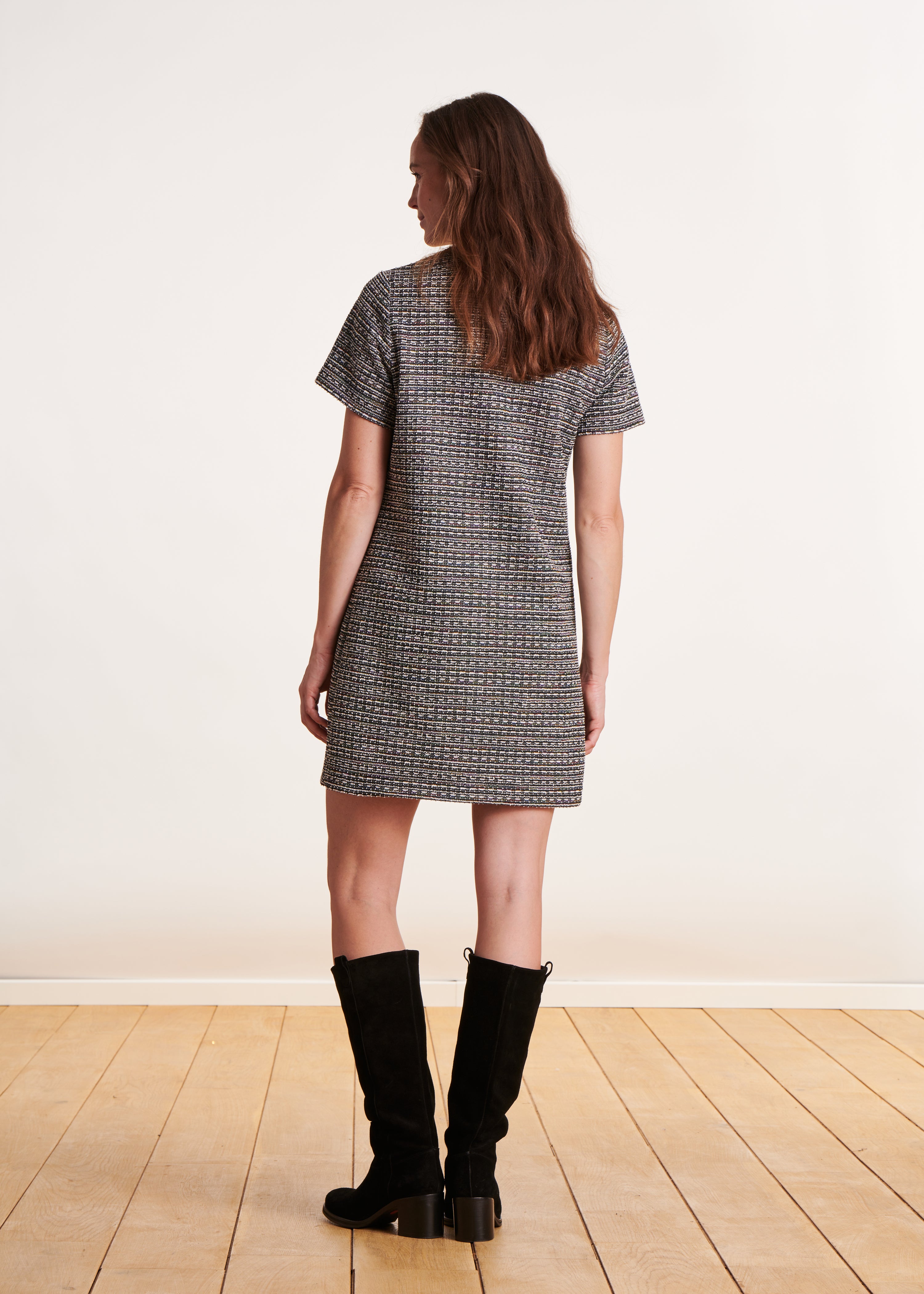 Vestido corto de tweed gris con manga corta