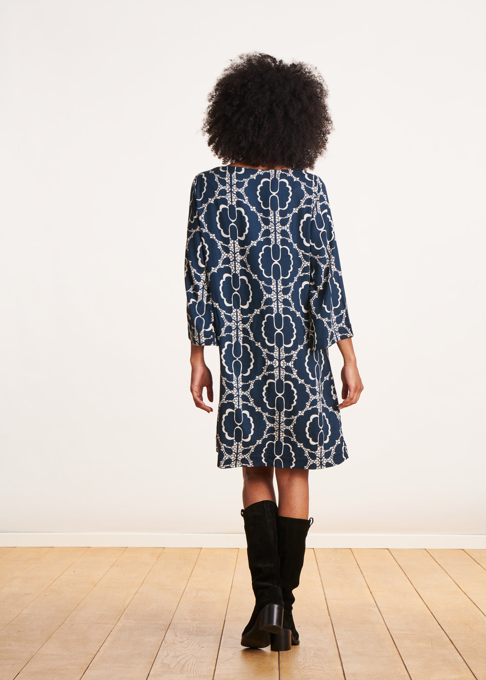 Short trapeze dress with blue and white print