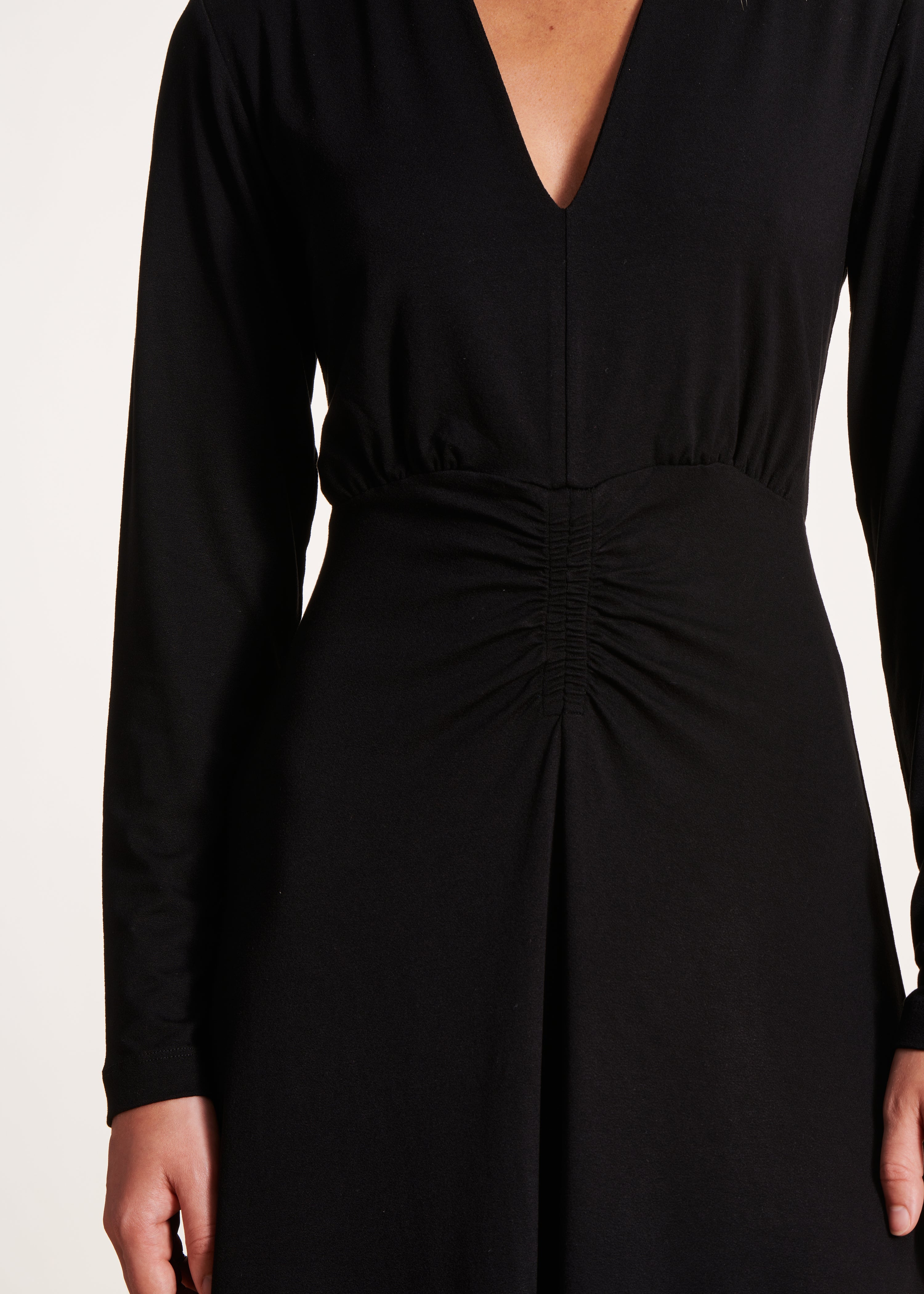 Robe mi-longue noire cintrée col V