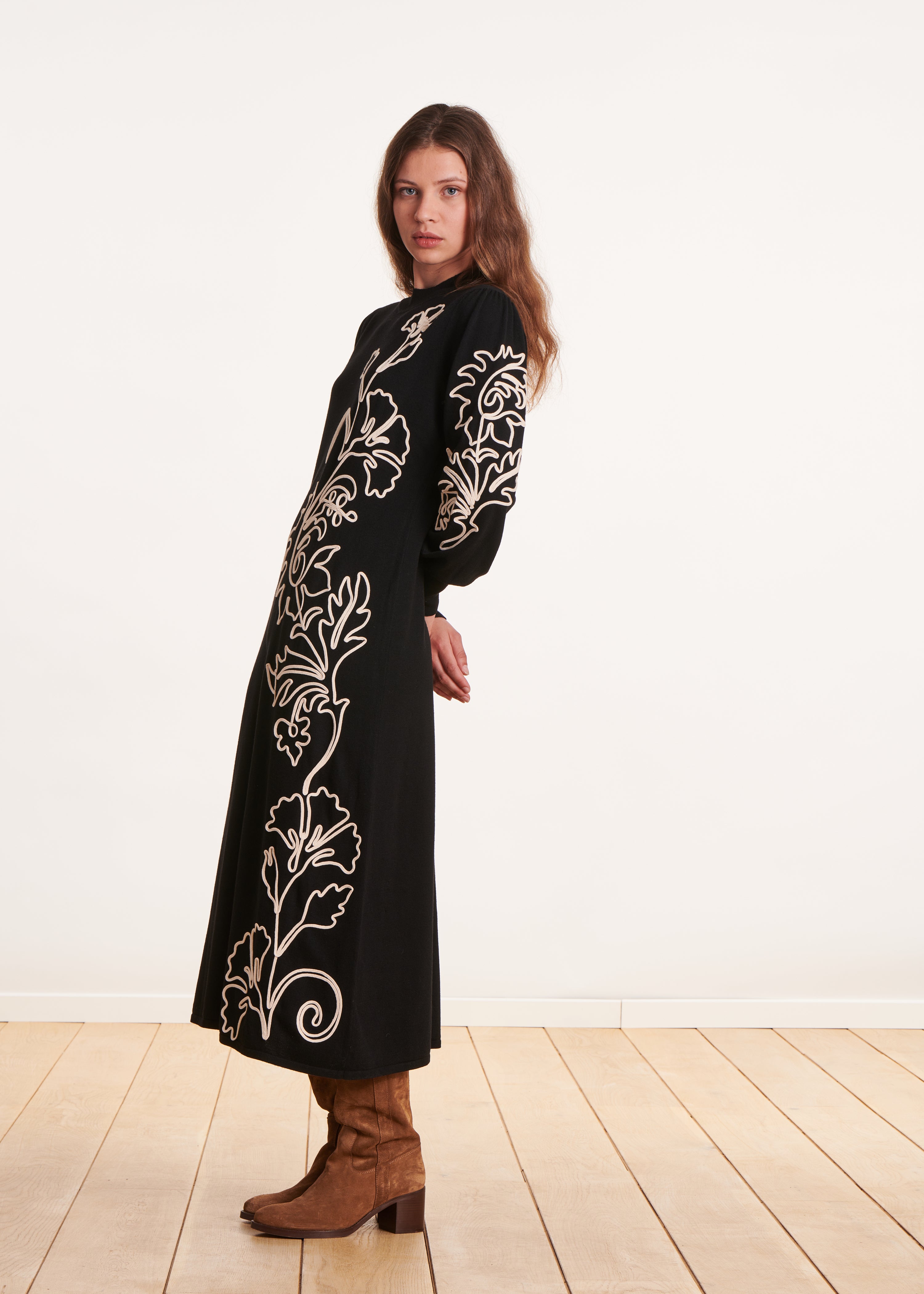 Mid-length black knit dress with flower embroidery