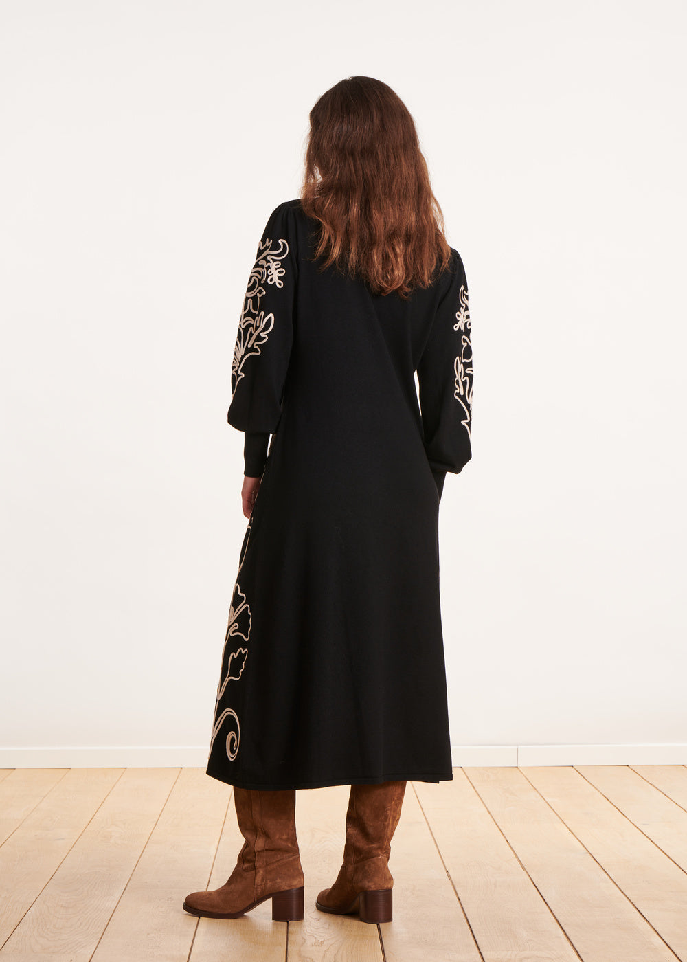 Mid-length black knit dress with flower embroidery