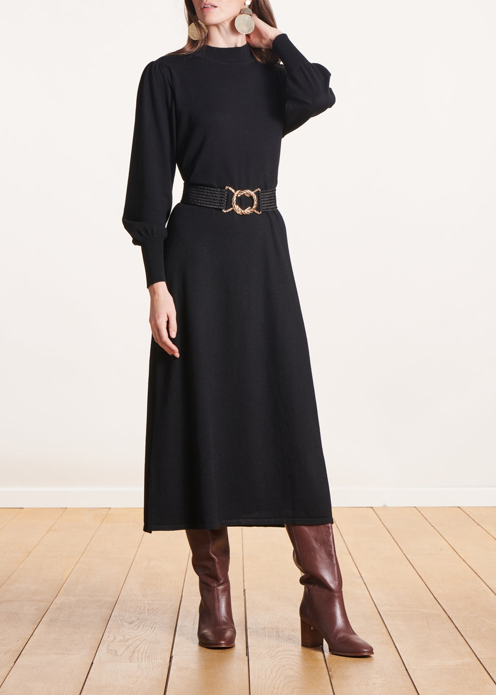 Robe mi-longue en maille noire manches longues