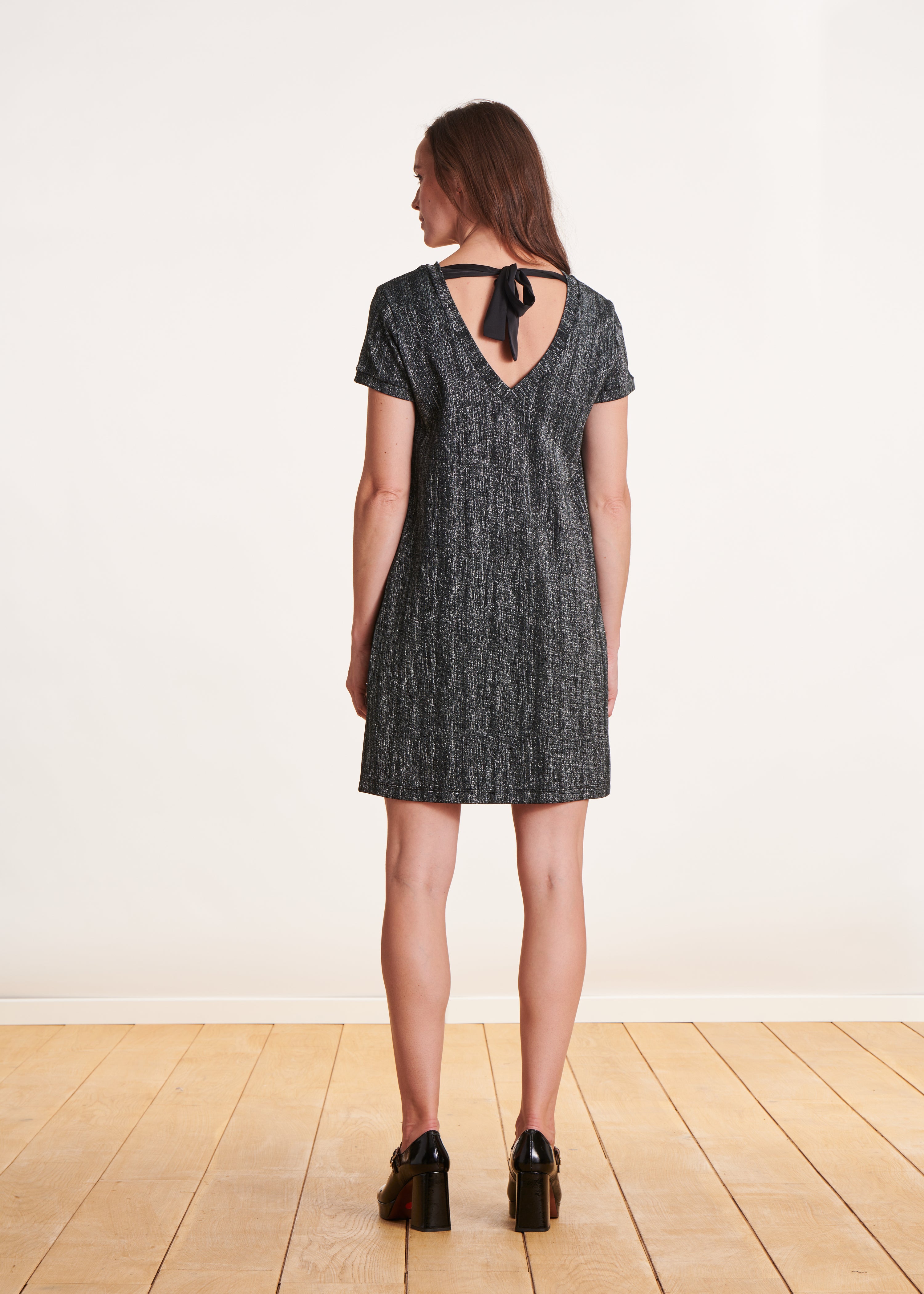 Short straight dress in iridescent knit with neckline in the back