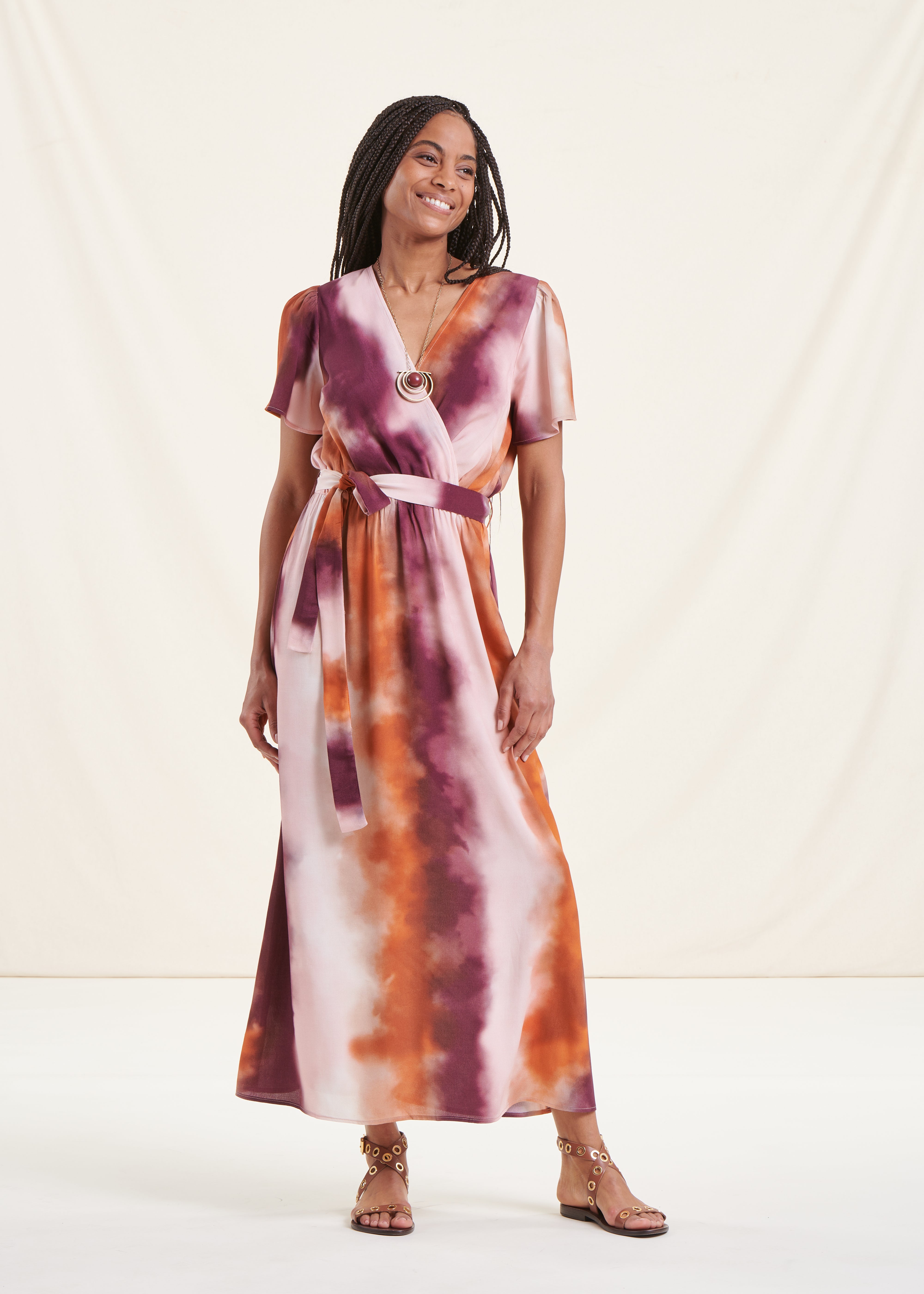 Vestido longo envolvente com estampa tie-dye