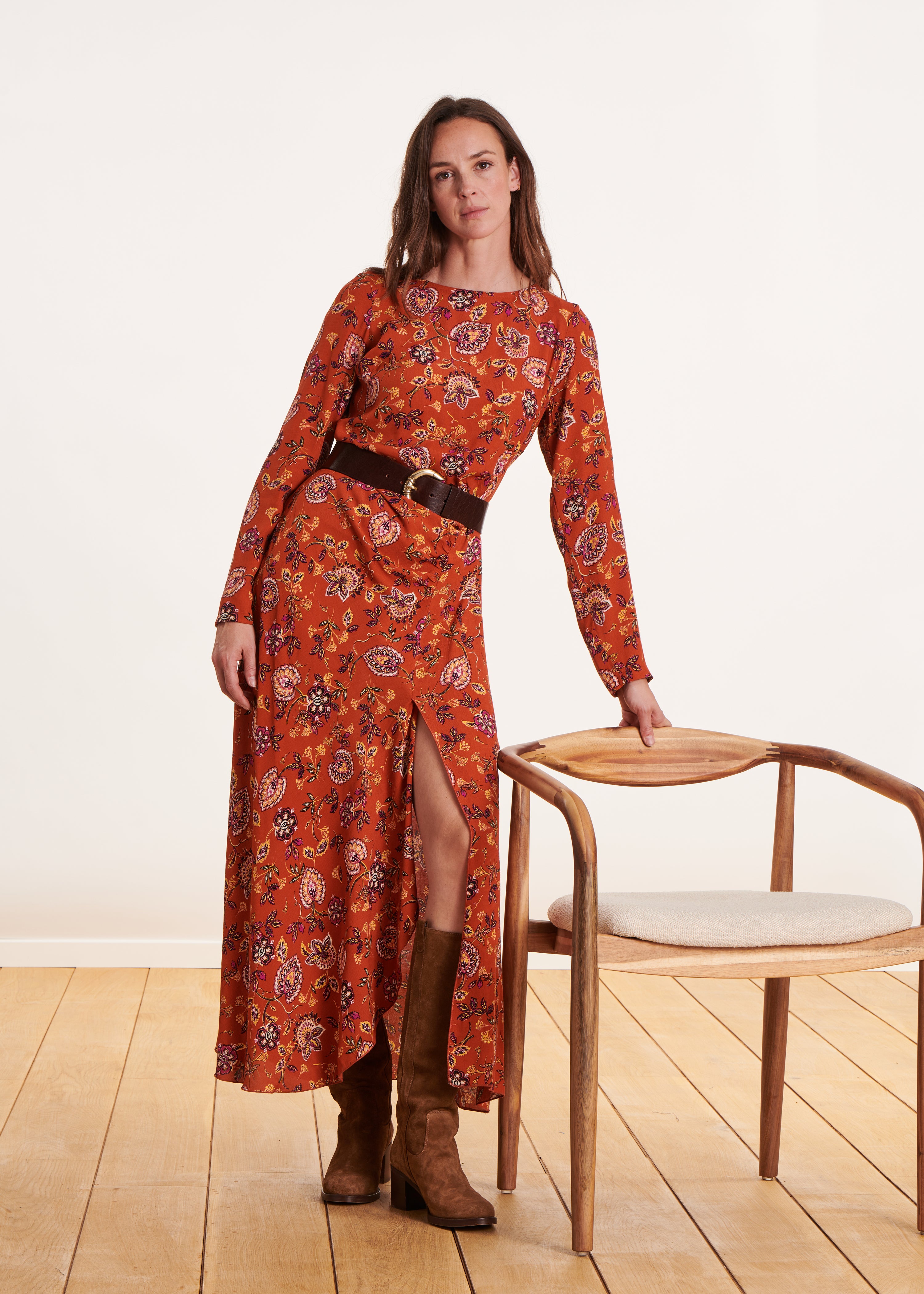 Vestido longo laranja justo com estampa floral