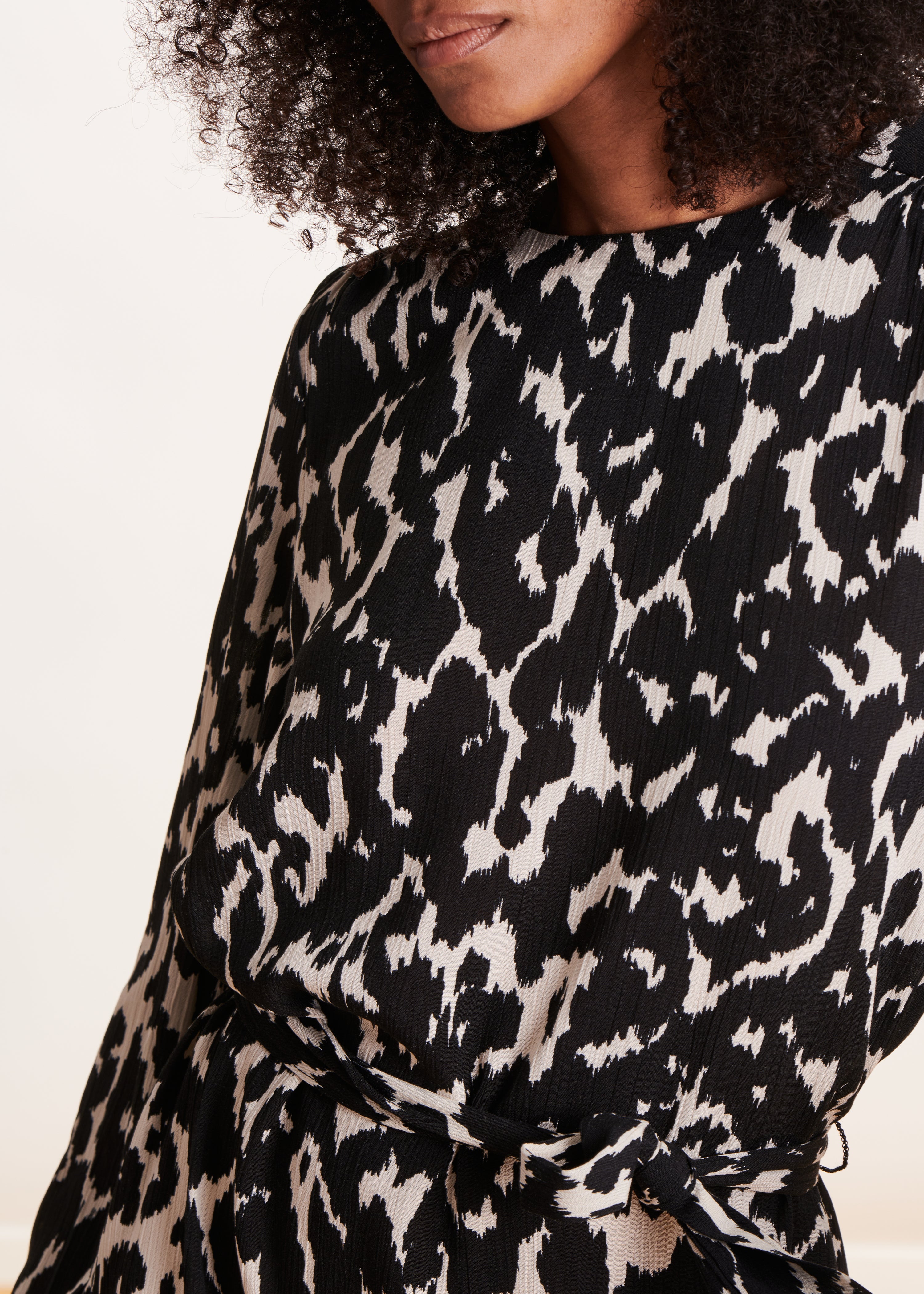 Loose-fitting short dress in white and black leopard print