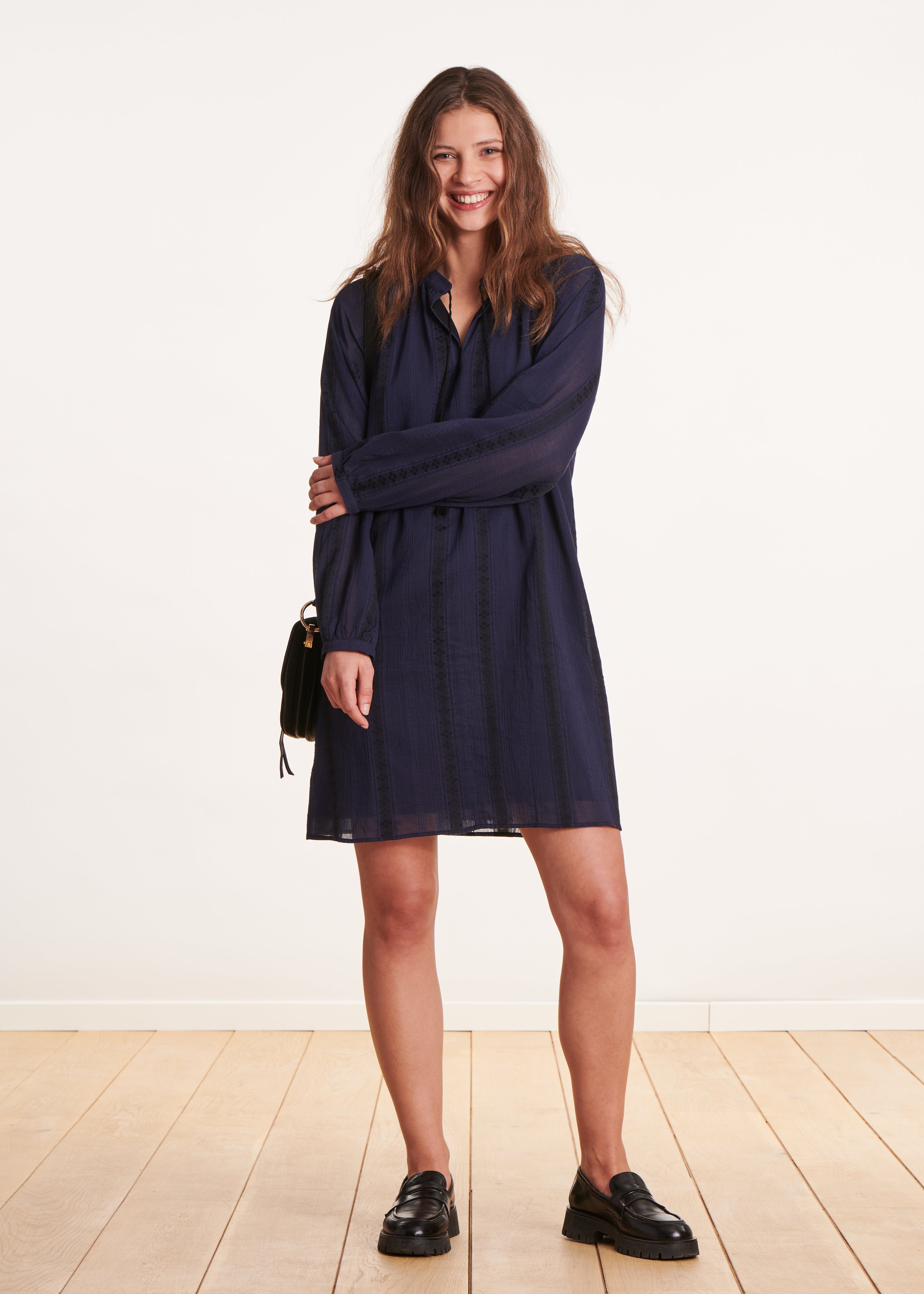 Loose-fitting short dress in navy blue with stripes