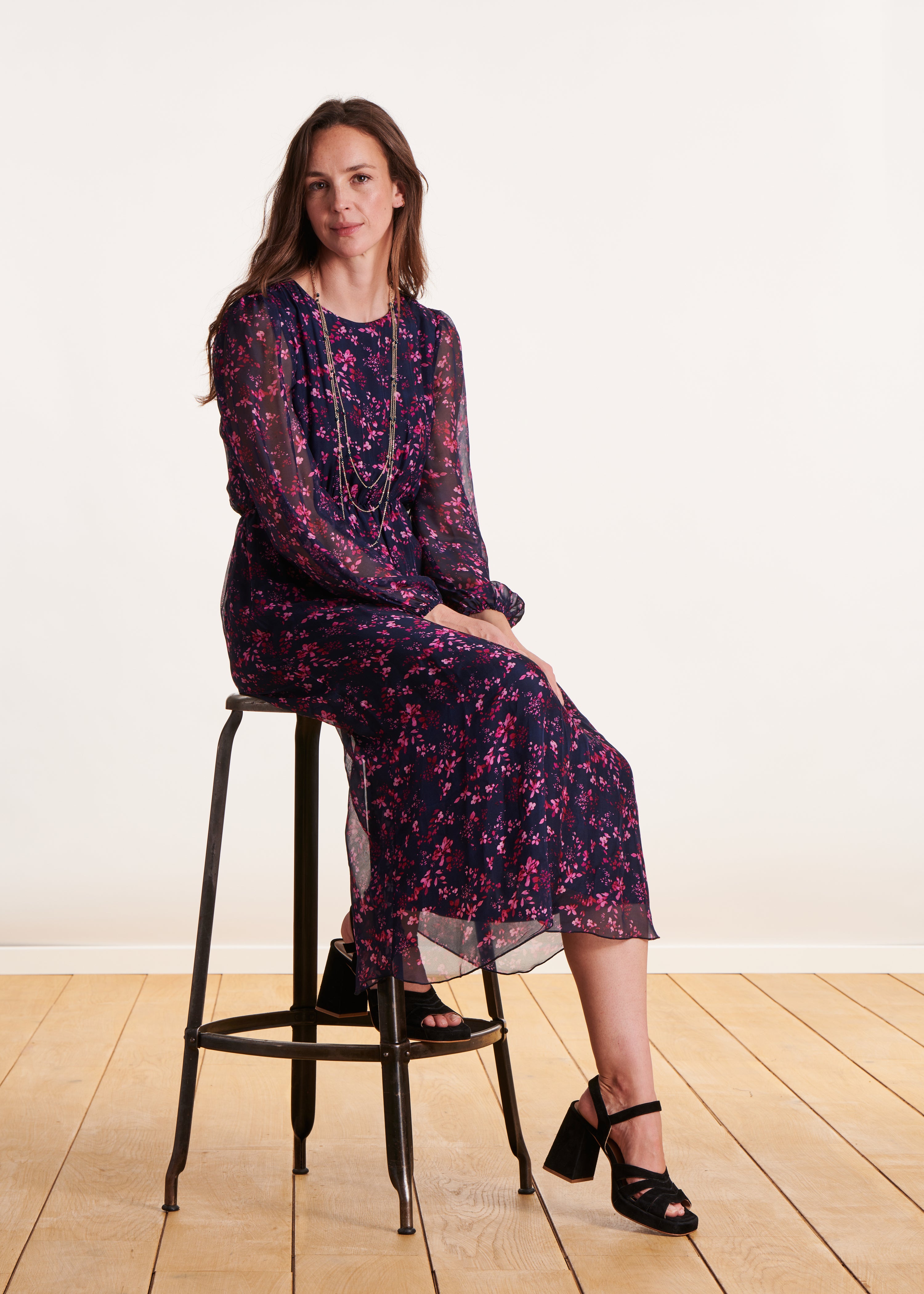 Vestido de comprimento médio em voile estampado floral azul e roxo