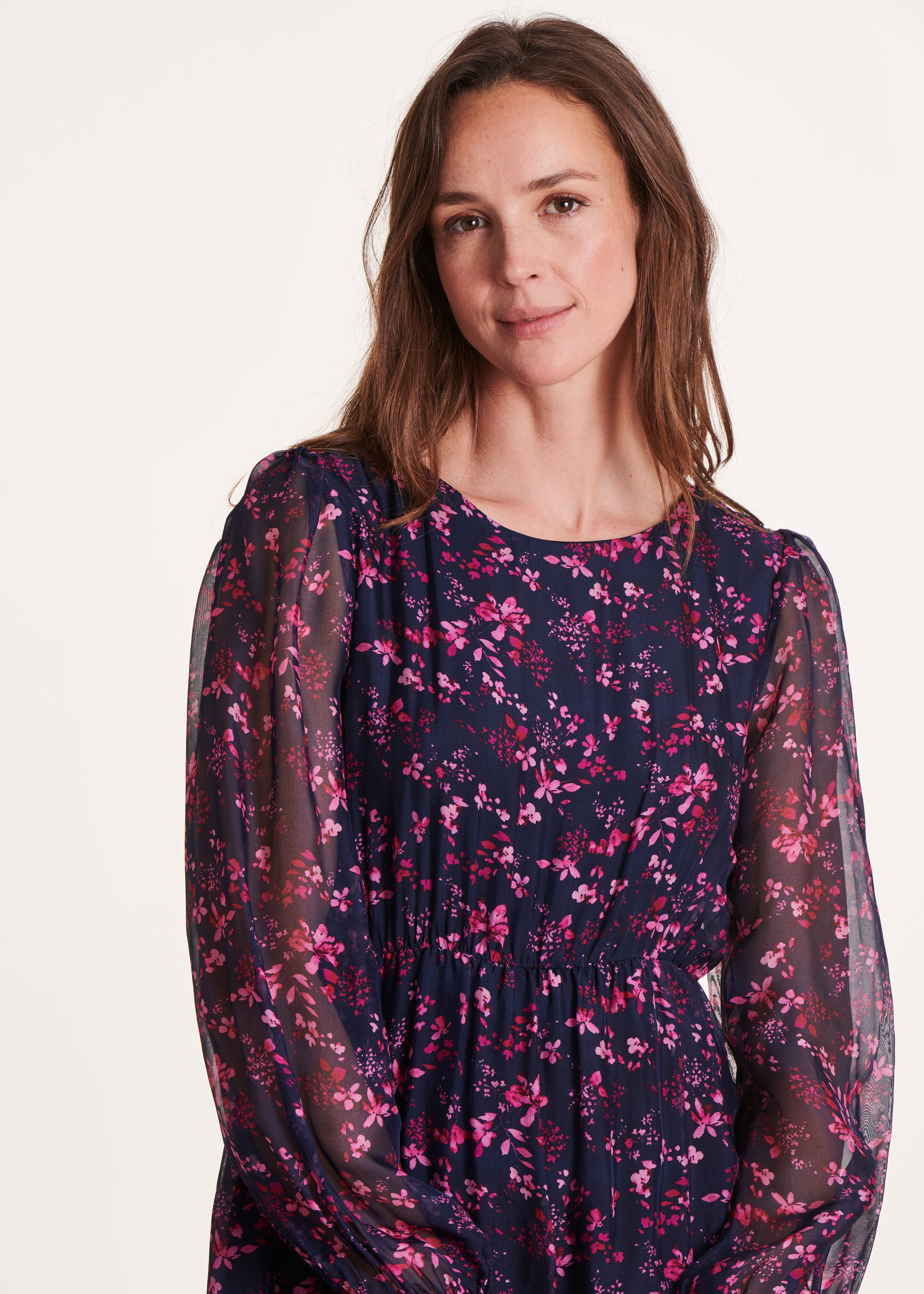 Vestido de comprimento médio em voile estampado floral azul e roxo