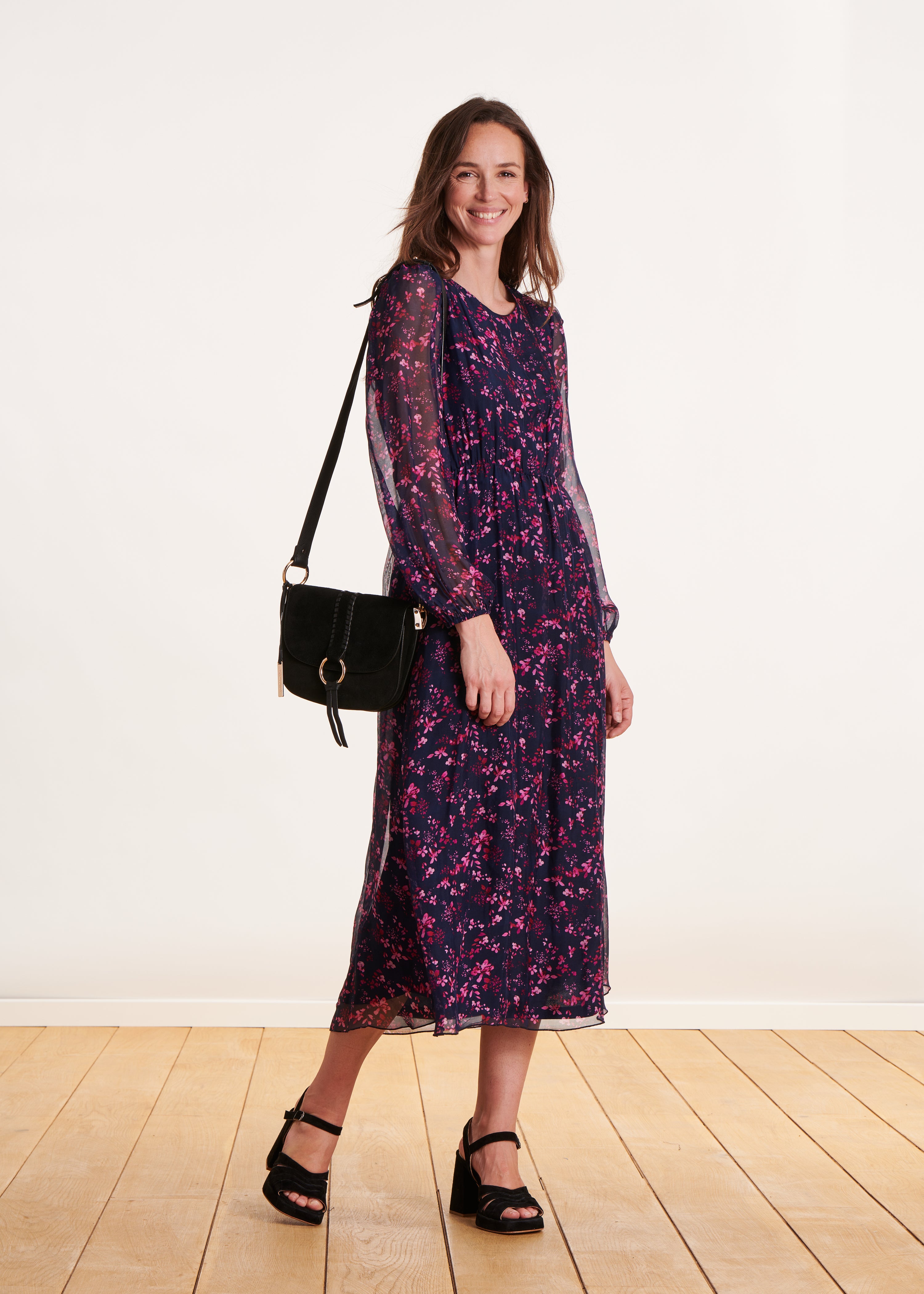 Vestido de comprimento médio em voile estampado floral azul e roxo