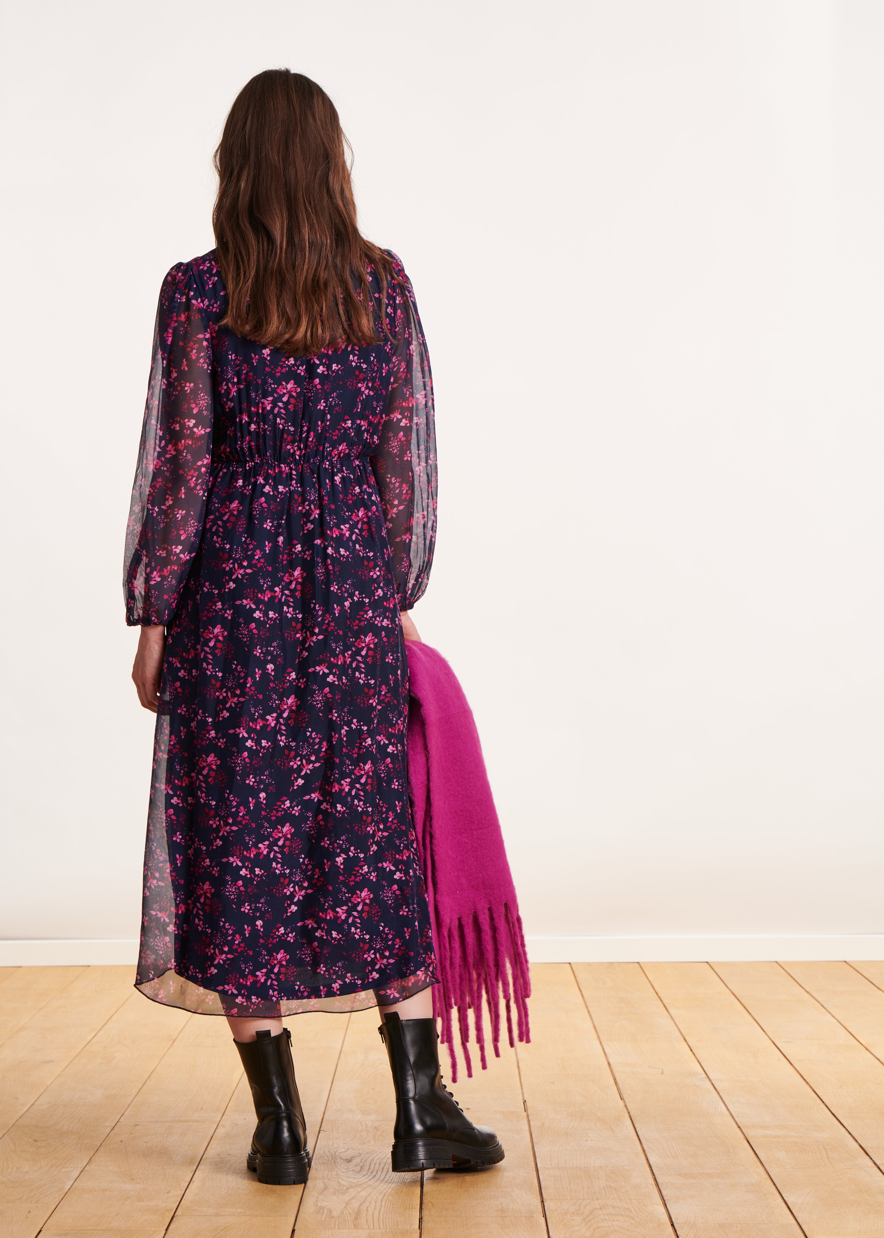 Robe mi-longue en voile imprimé à fleurs bleu et violet