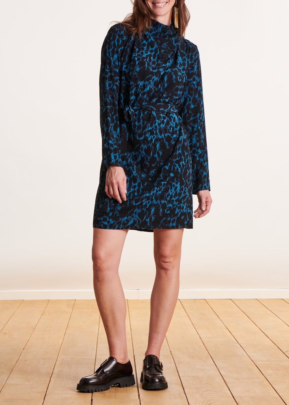 Short straight dress with blue and black animal print