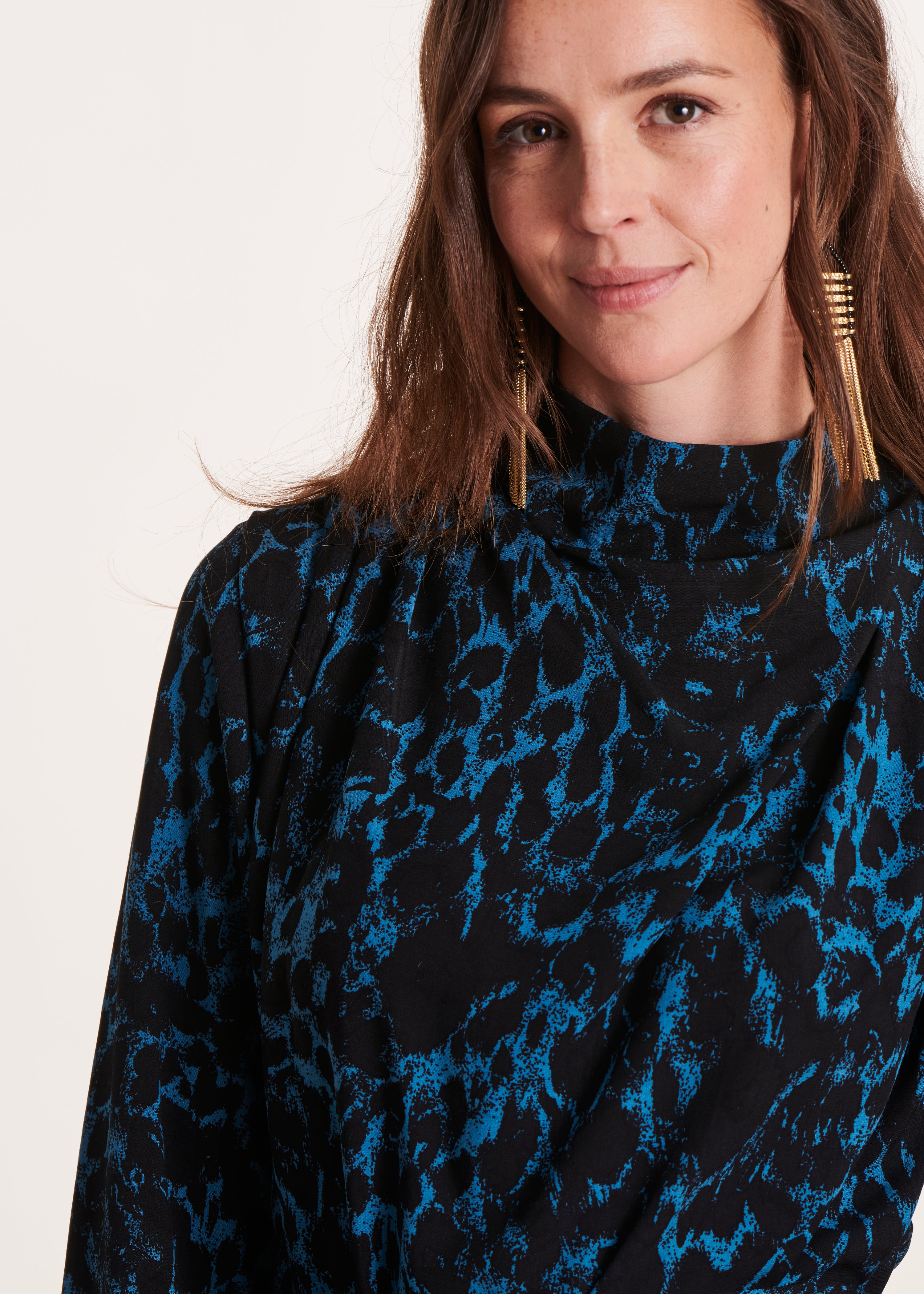 Kurzes, gerades Kleid mit blauem und schwarz Animal-Print