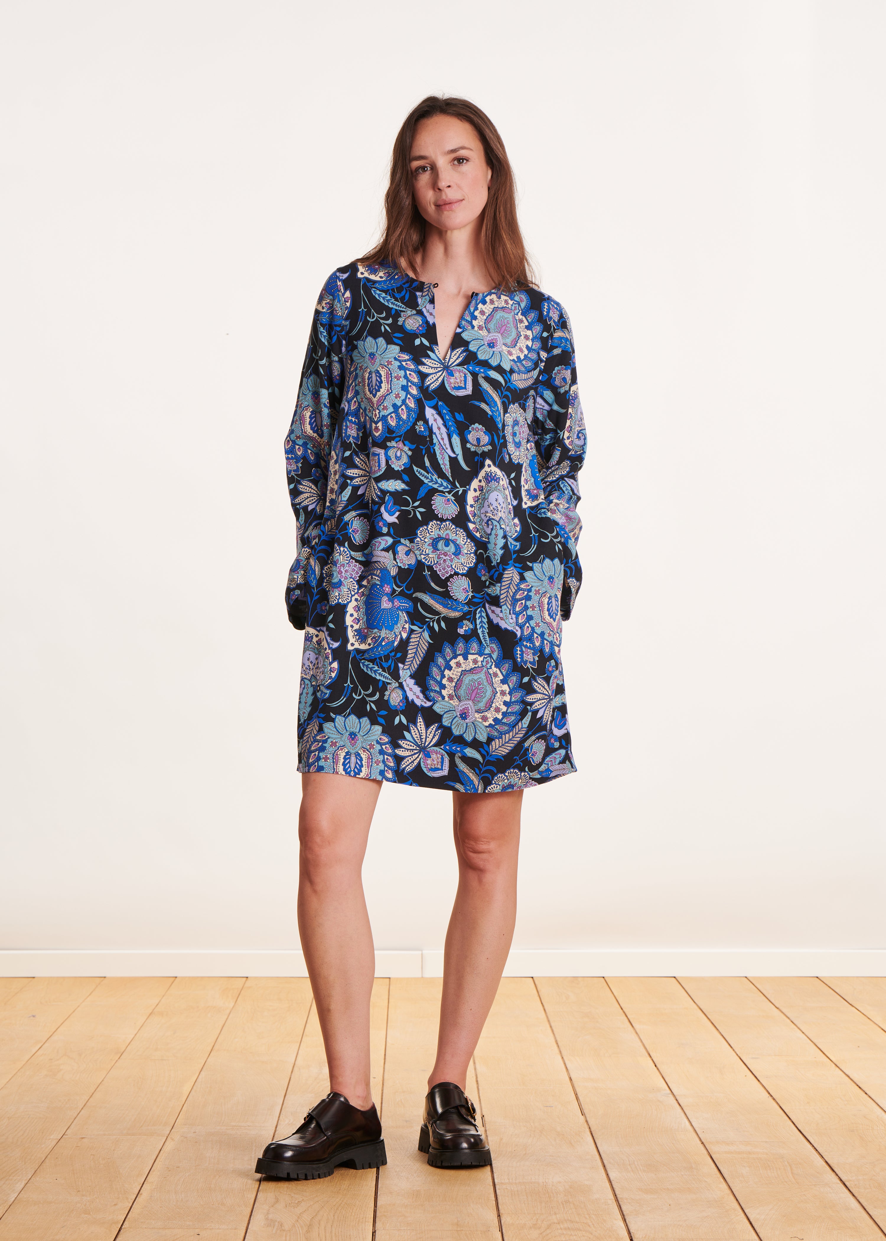 Korte jurk met zwart en blauwe print