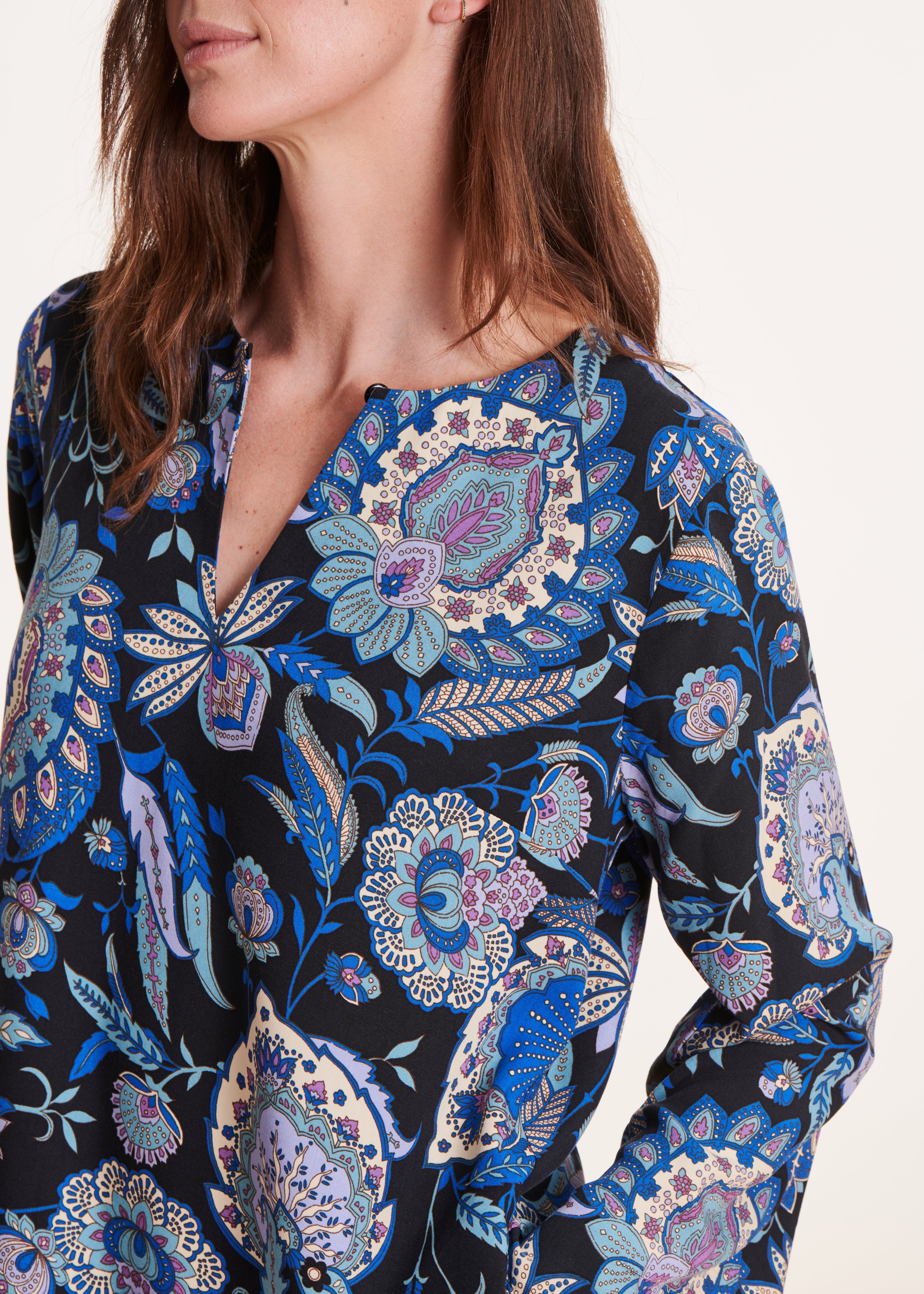 Korte jurk met zwart en blauwe print