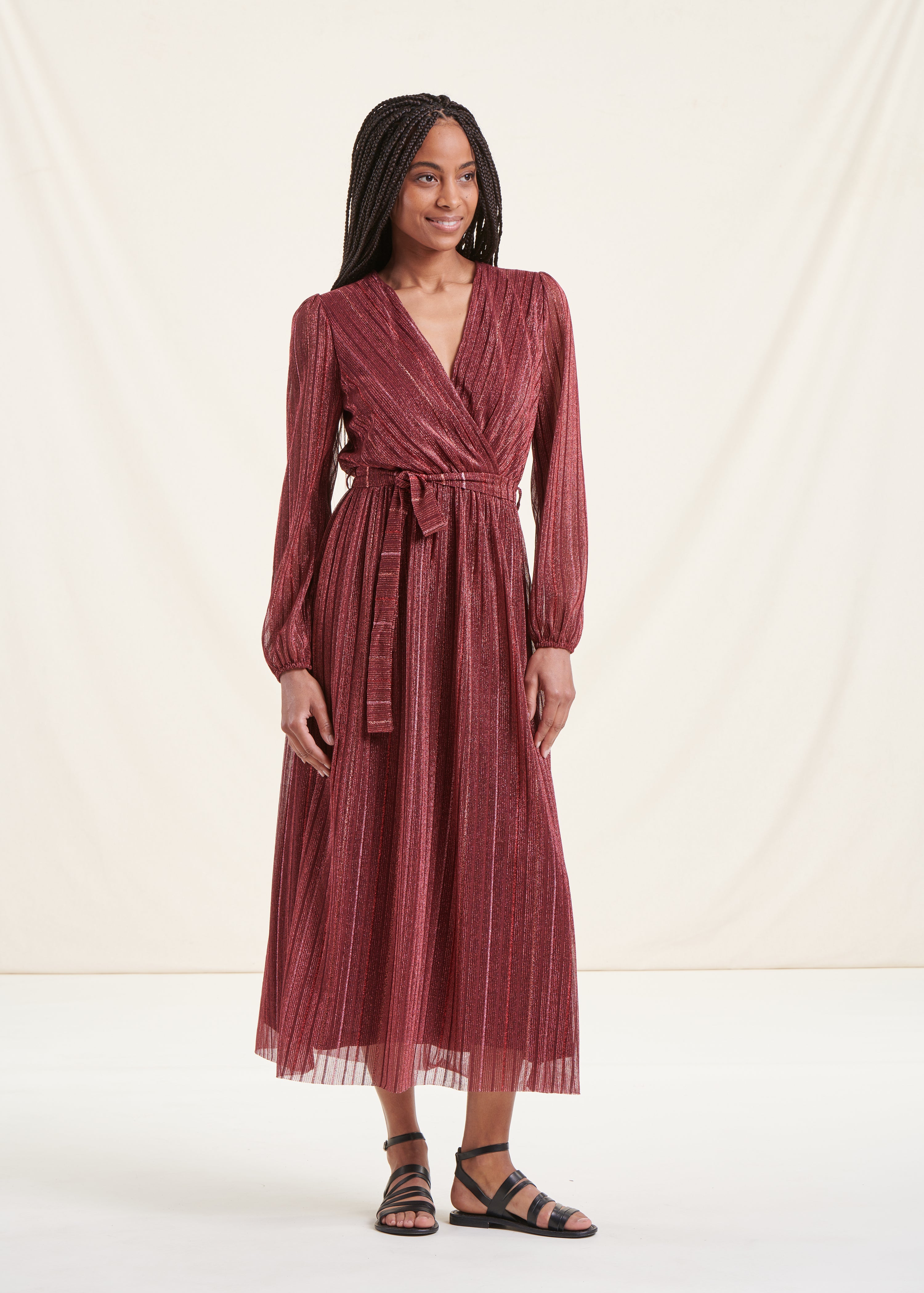 Robe longue cintrée cache-cœur voile bordeaux irisé