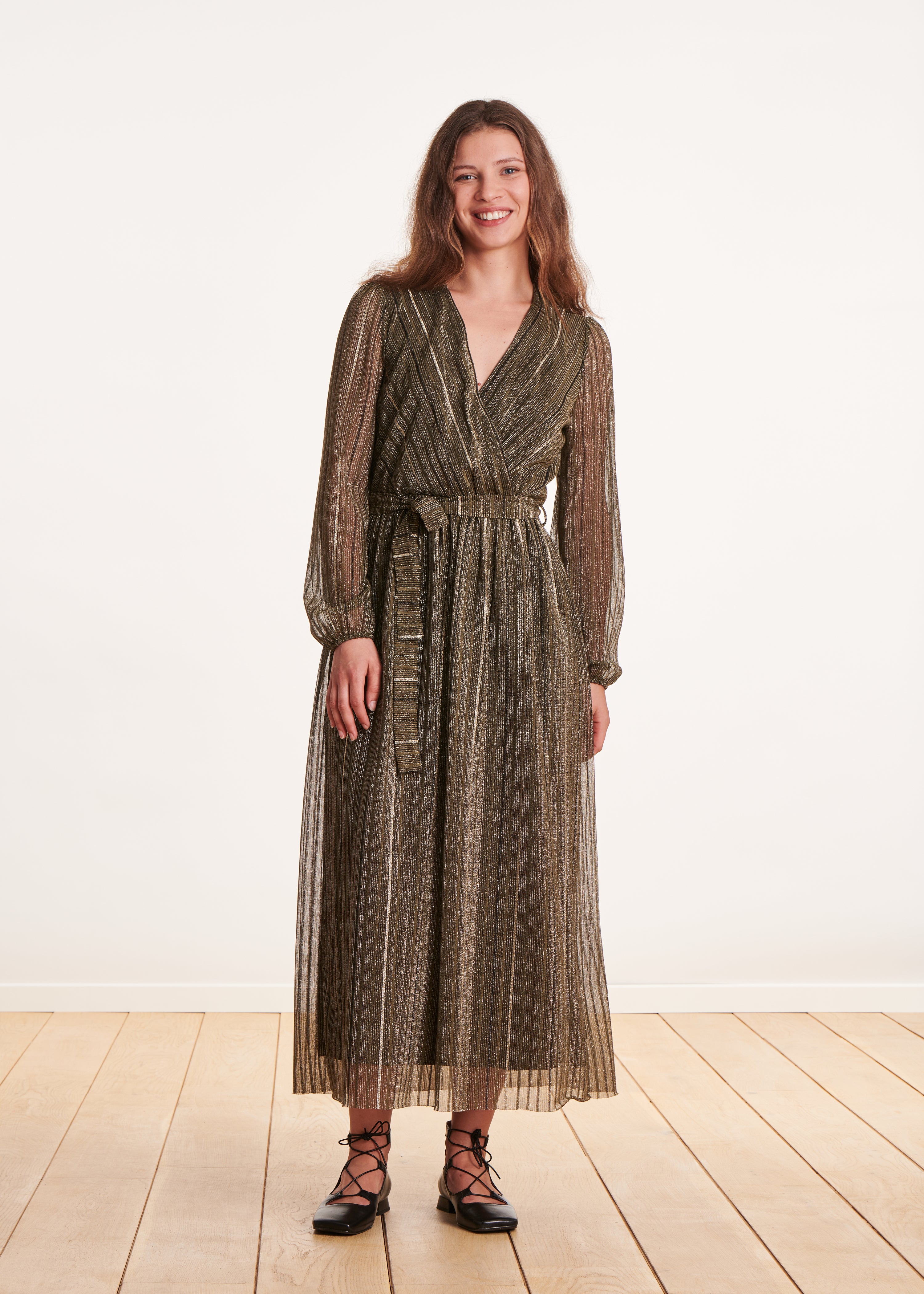 Langes, figurbetontes Kleid mit schillerndem Khaki-Schleier