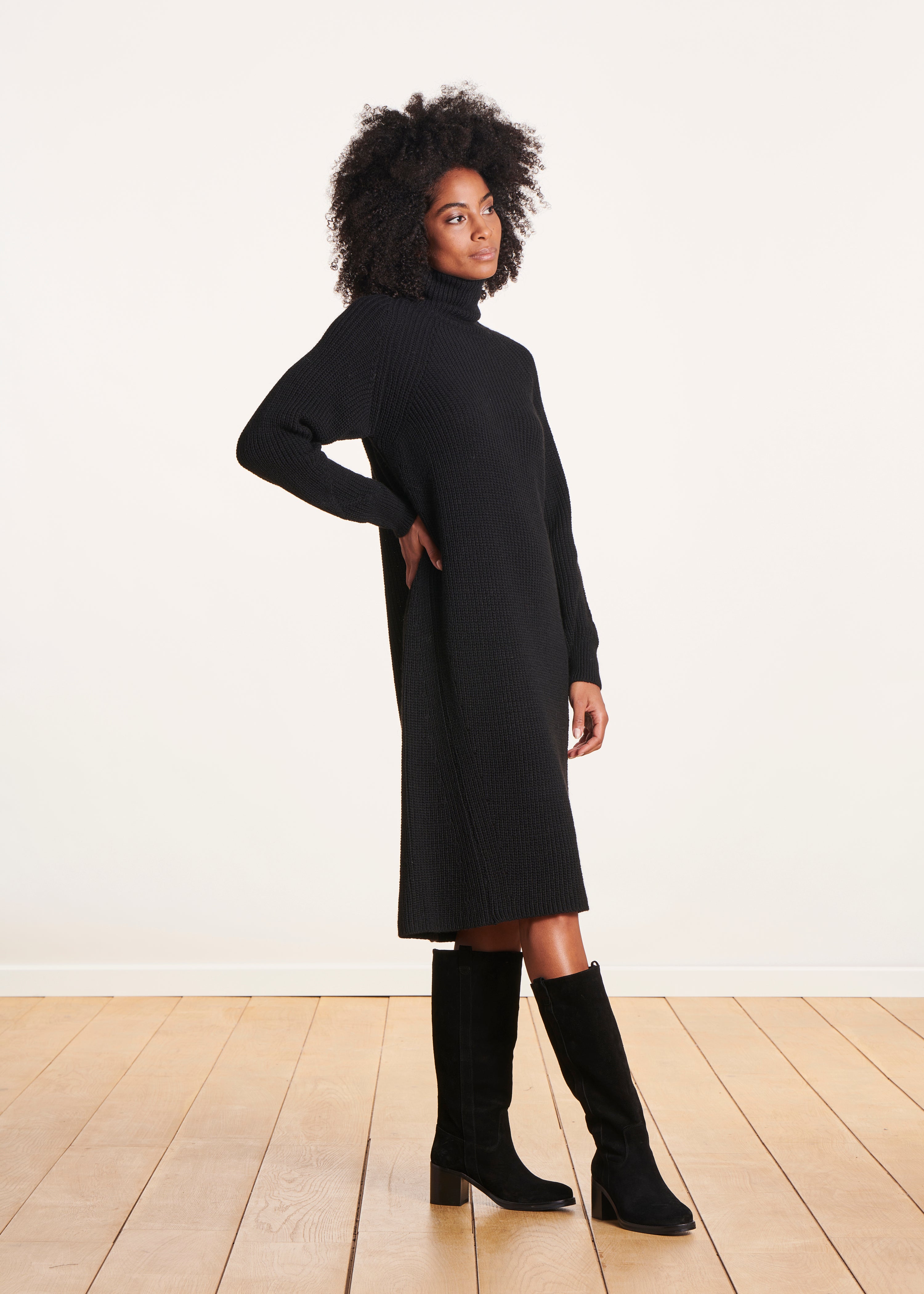 Robe mi-longue ample en maille noire col roulé