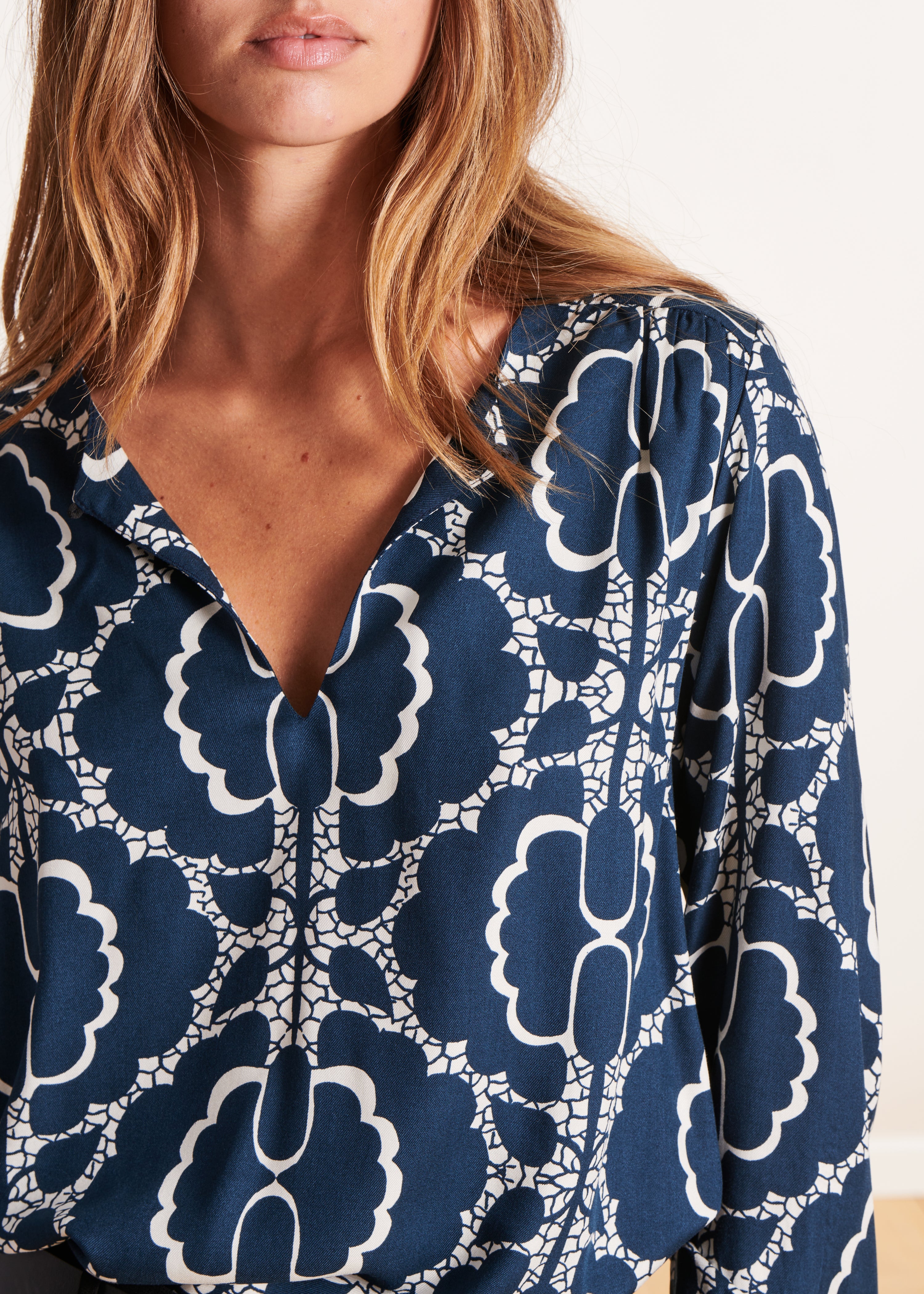 Long-sleeved blue and white print top