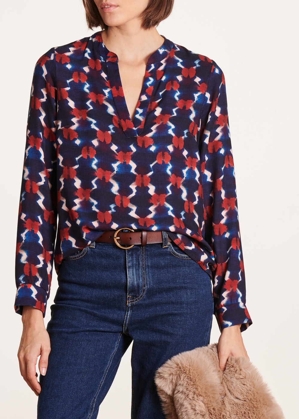 Top a maniche lunghe con stampa blu e rossa