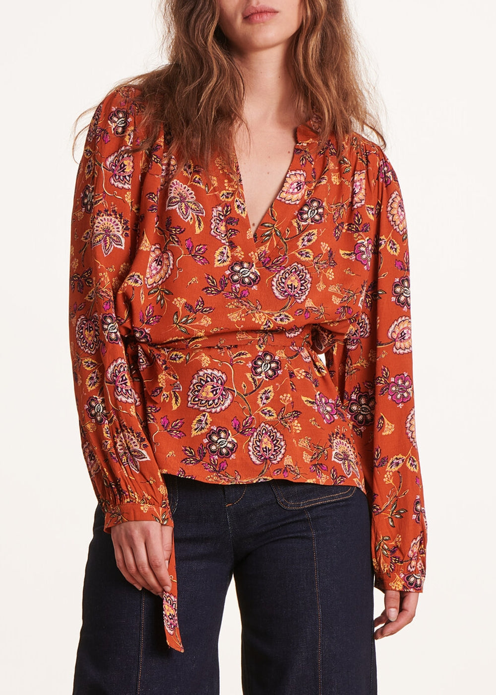 Top sciolto arancione con stampa floreale