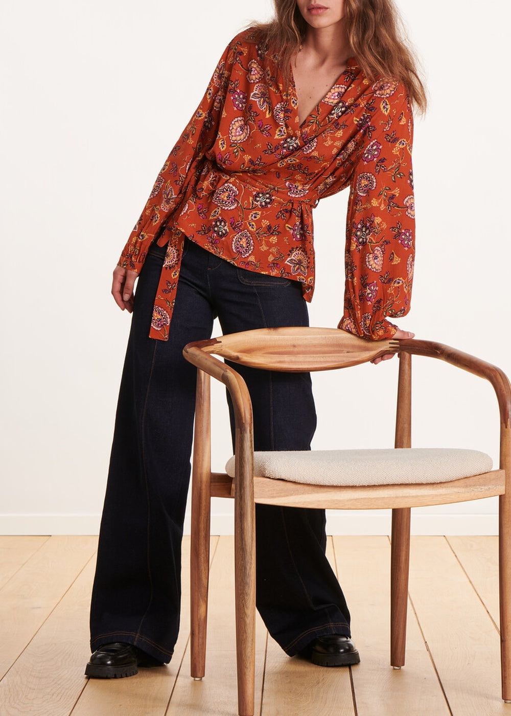 Top sciolto arancione con stampa floreale