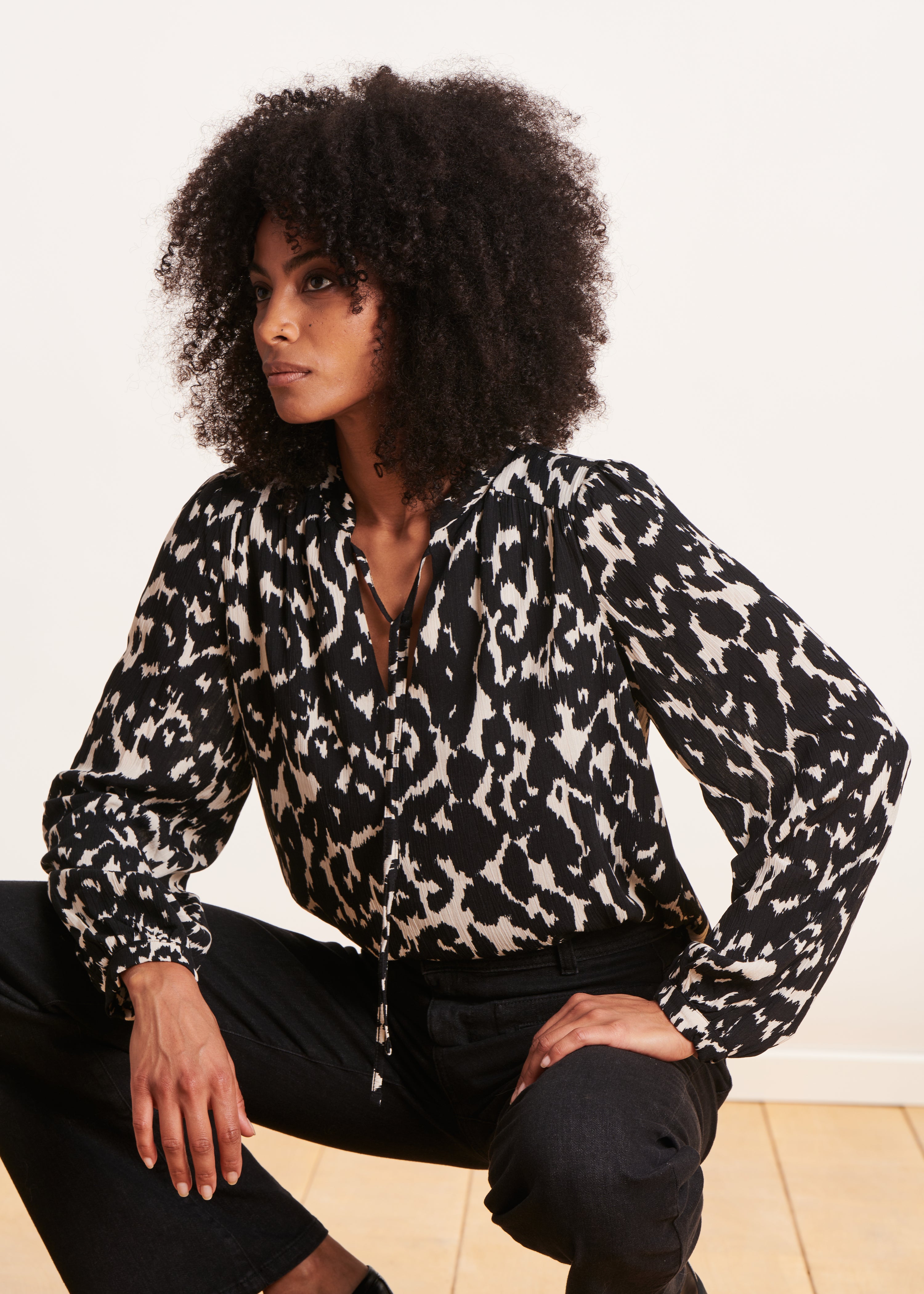 Top com estampado de leopardo branco e preto