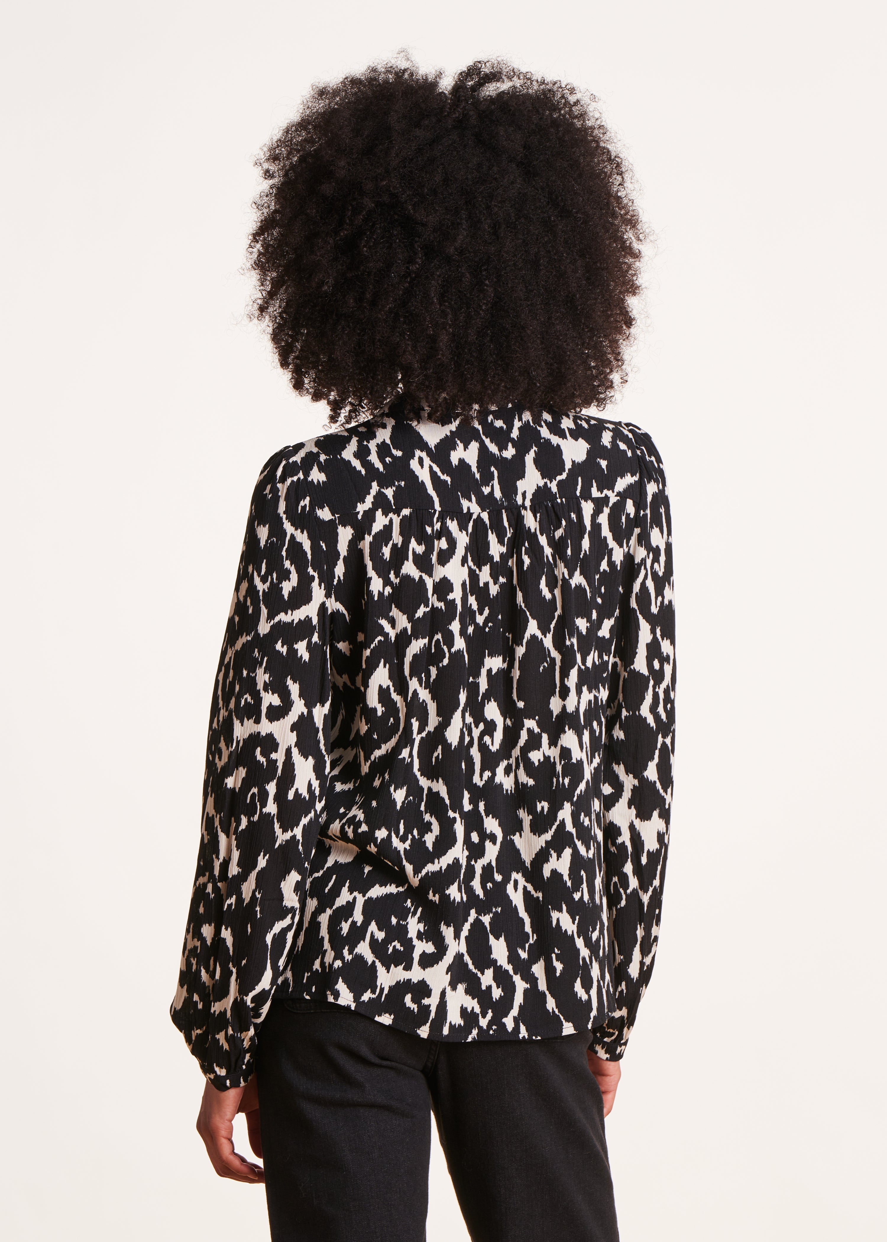 Top com estampado de leopardo branco e preto