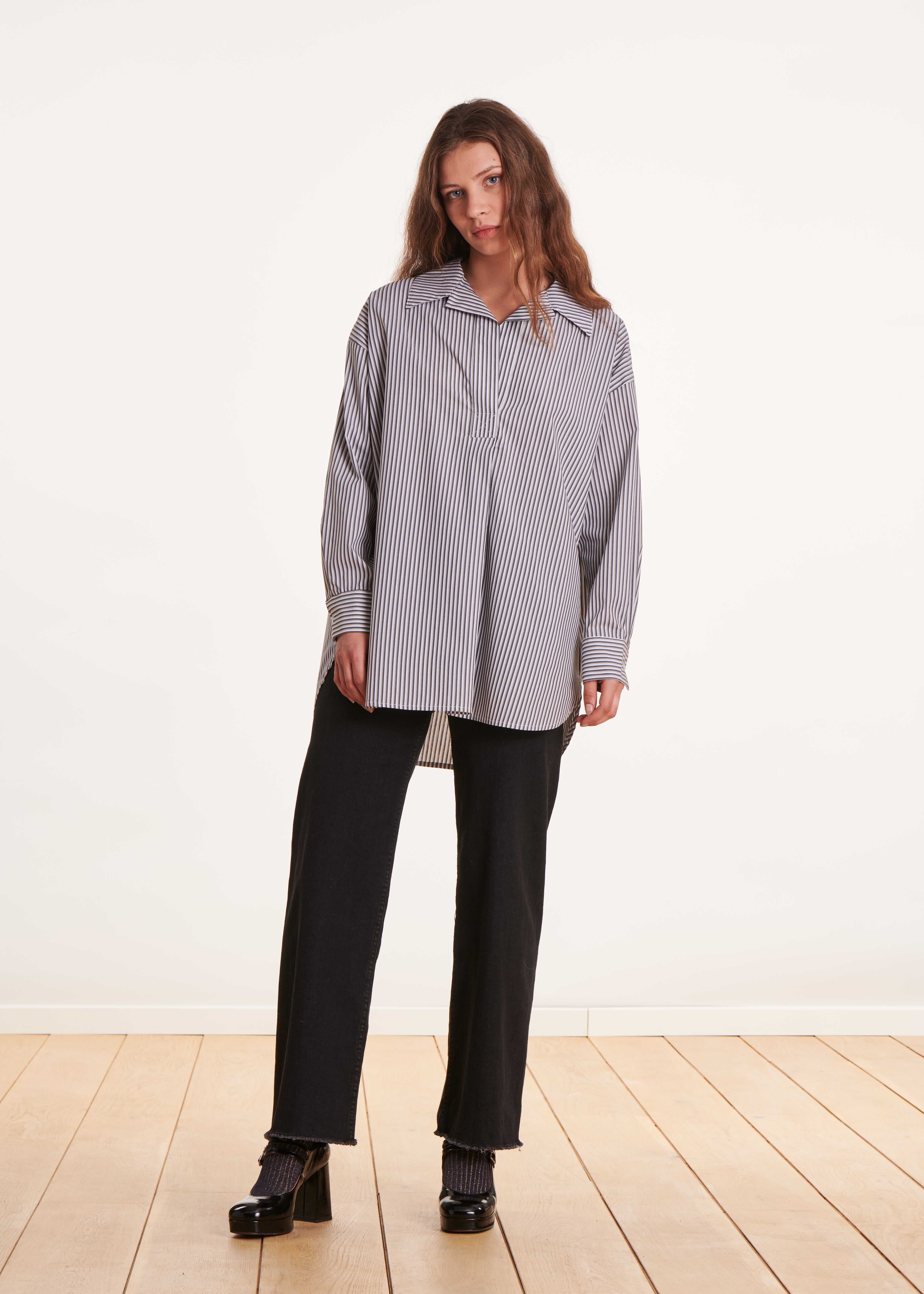 Camisa larga oversize de rayas blanco y negro