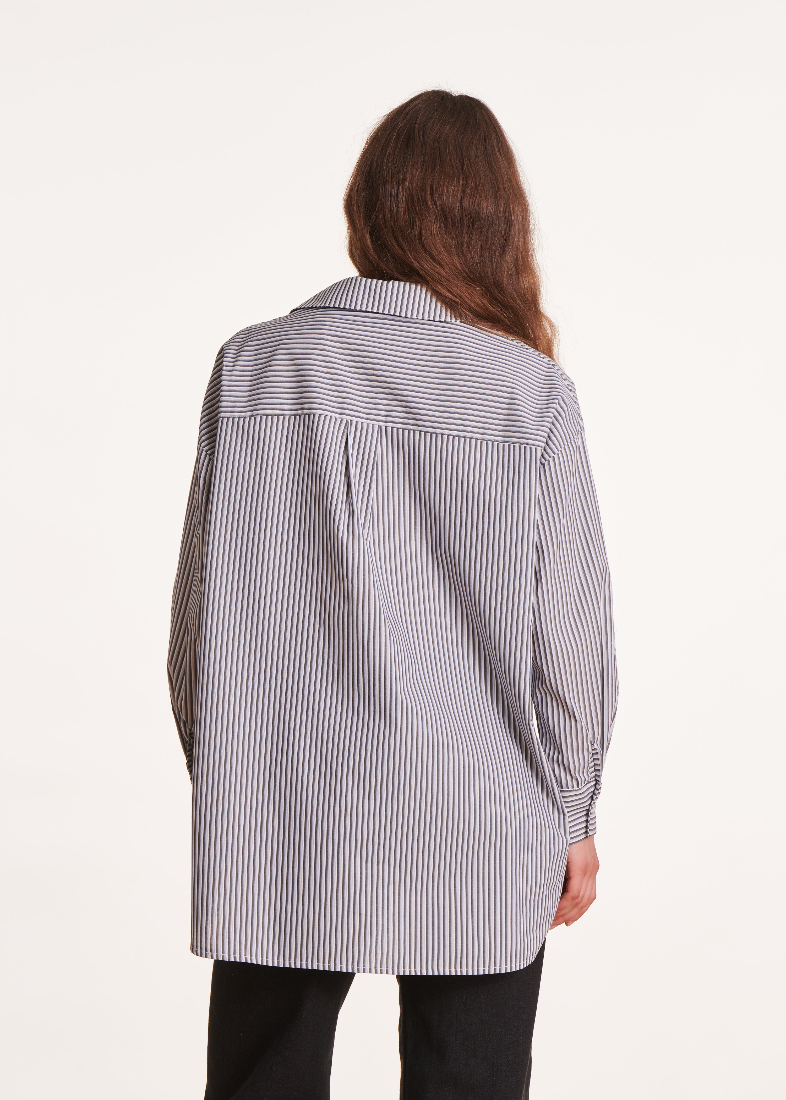 Camisa larga oversize de rayas blanco y negro