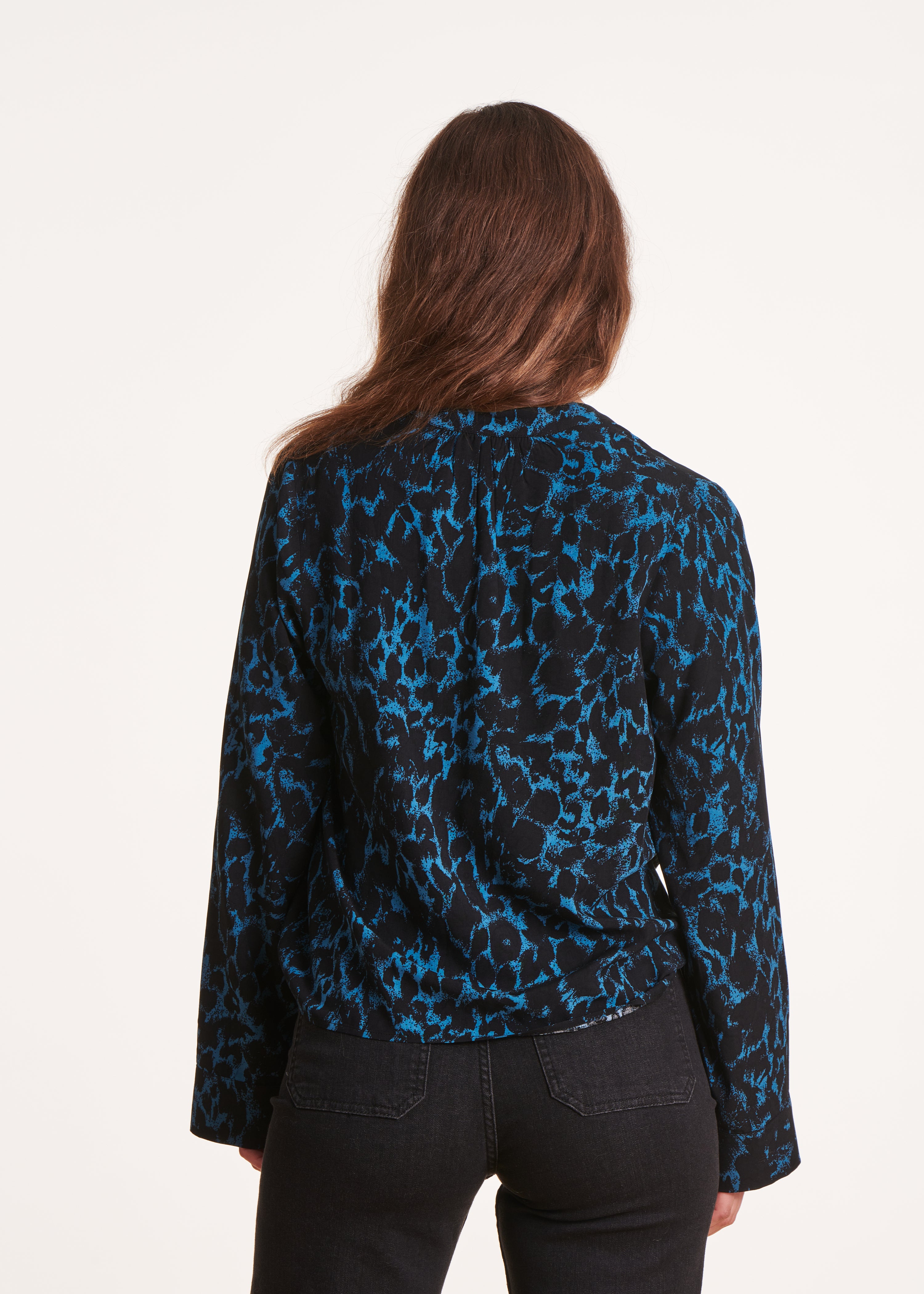 Top met blauwe en zwart dierenprint