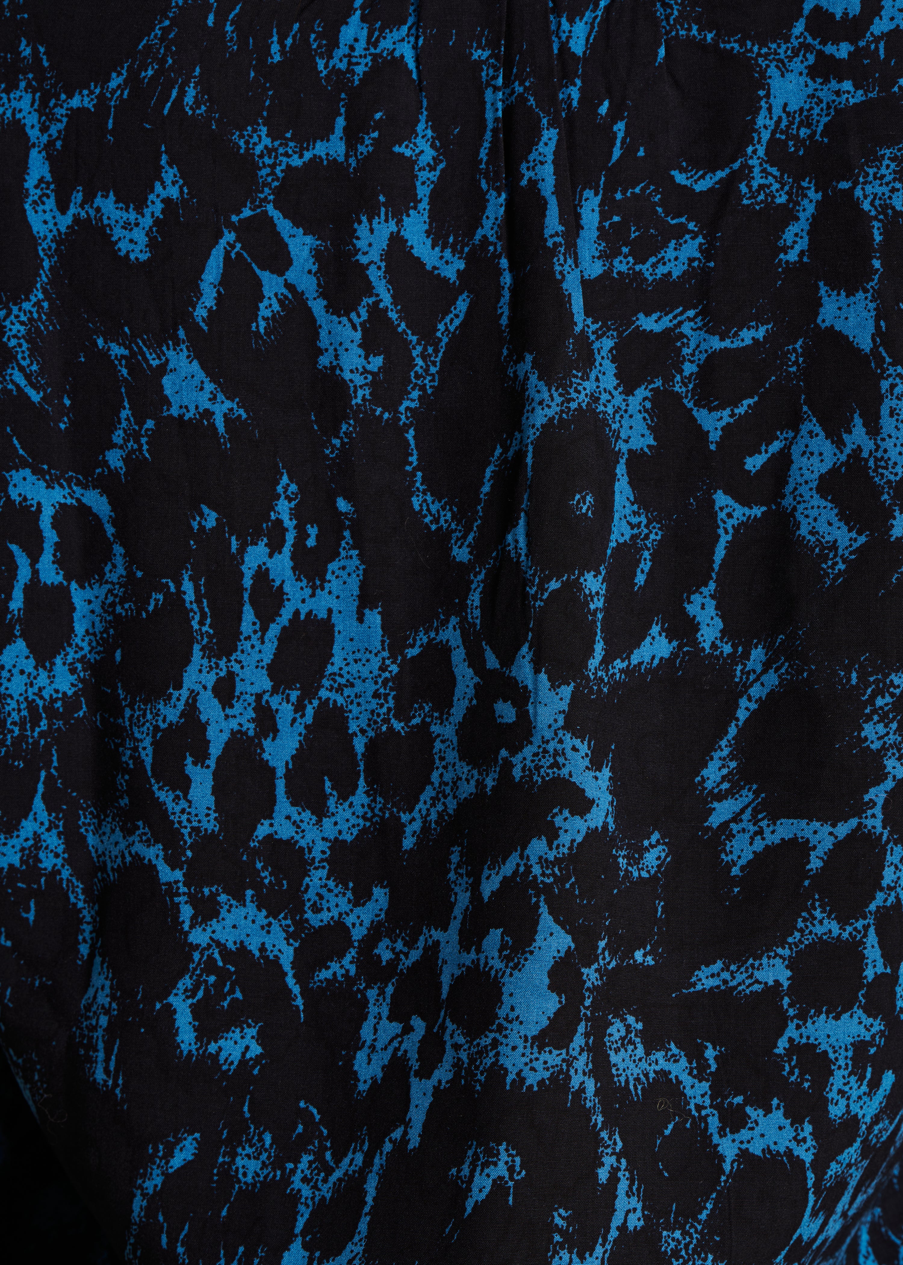 Top met blauwe en zwart dierenprint