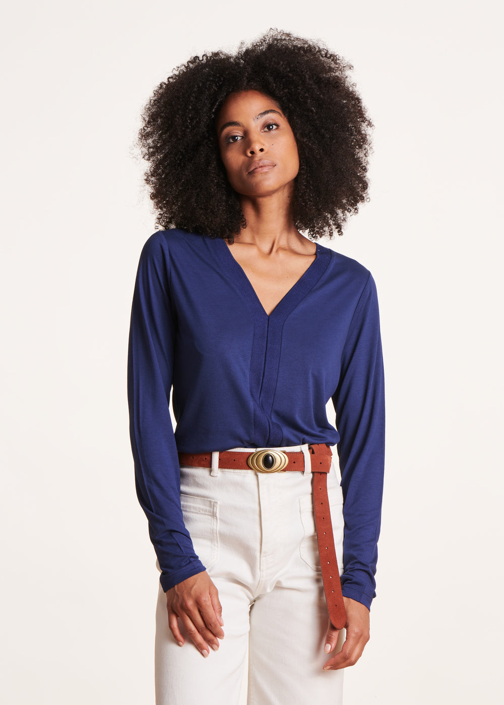 Loose blue long-sleeved V-neck t-shirt