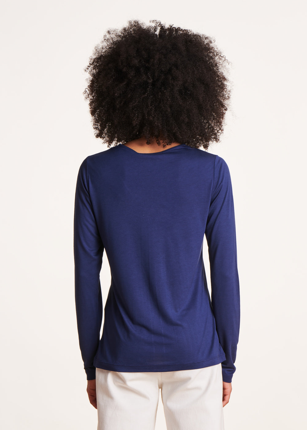 Loose blue long-sleeved V-neck t-shirt