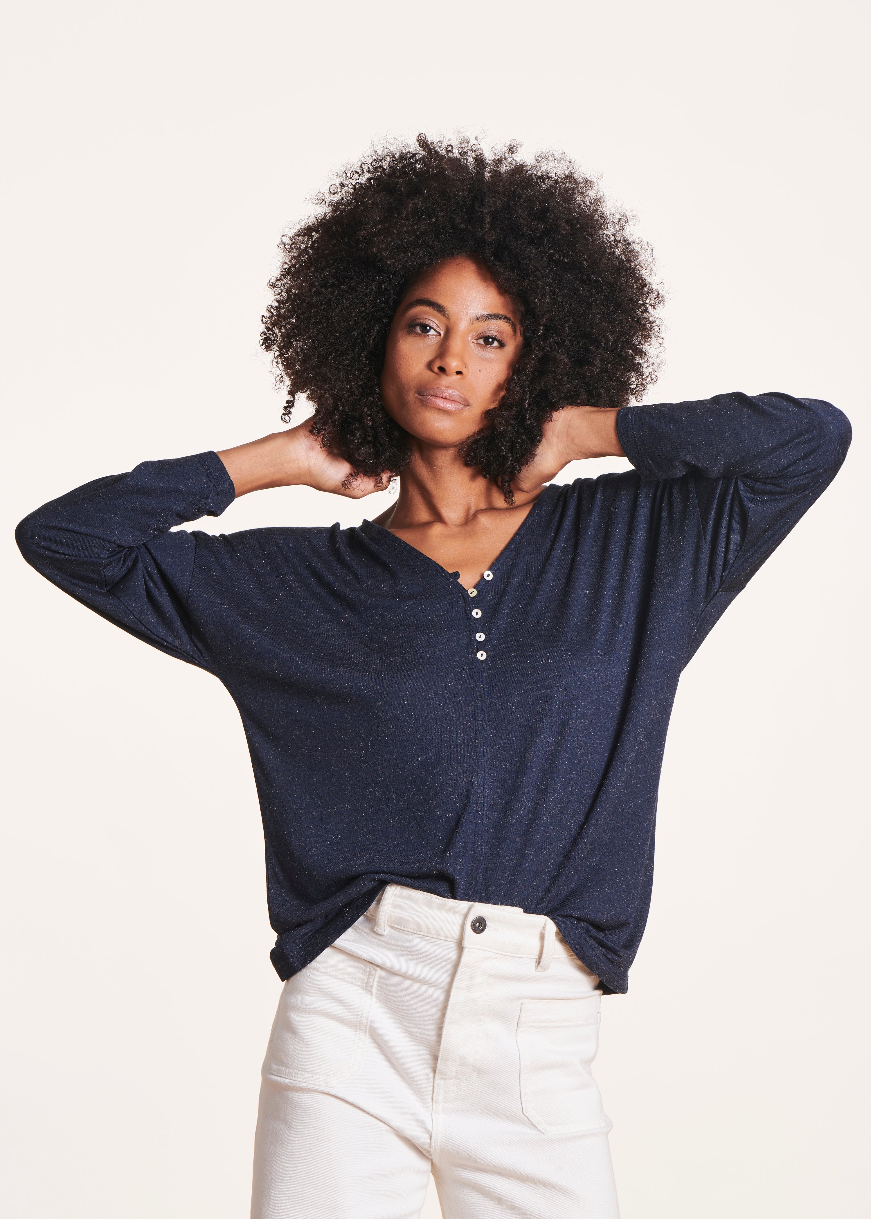 Dark blue long-sleeved V-neck T-shirt