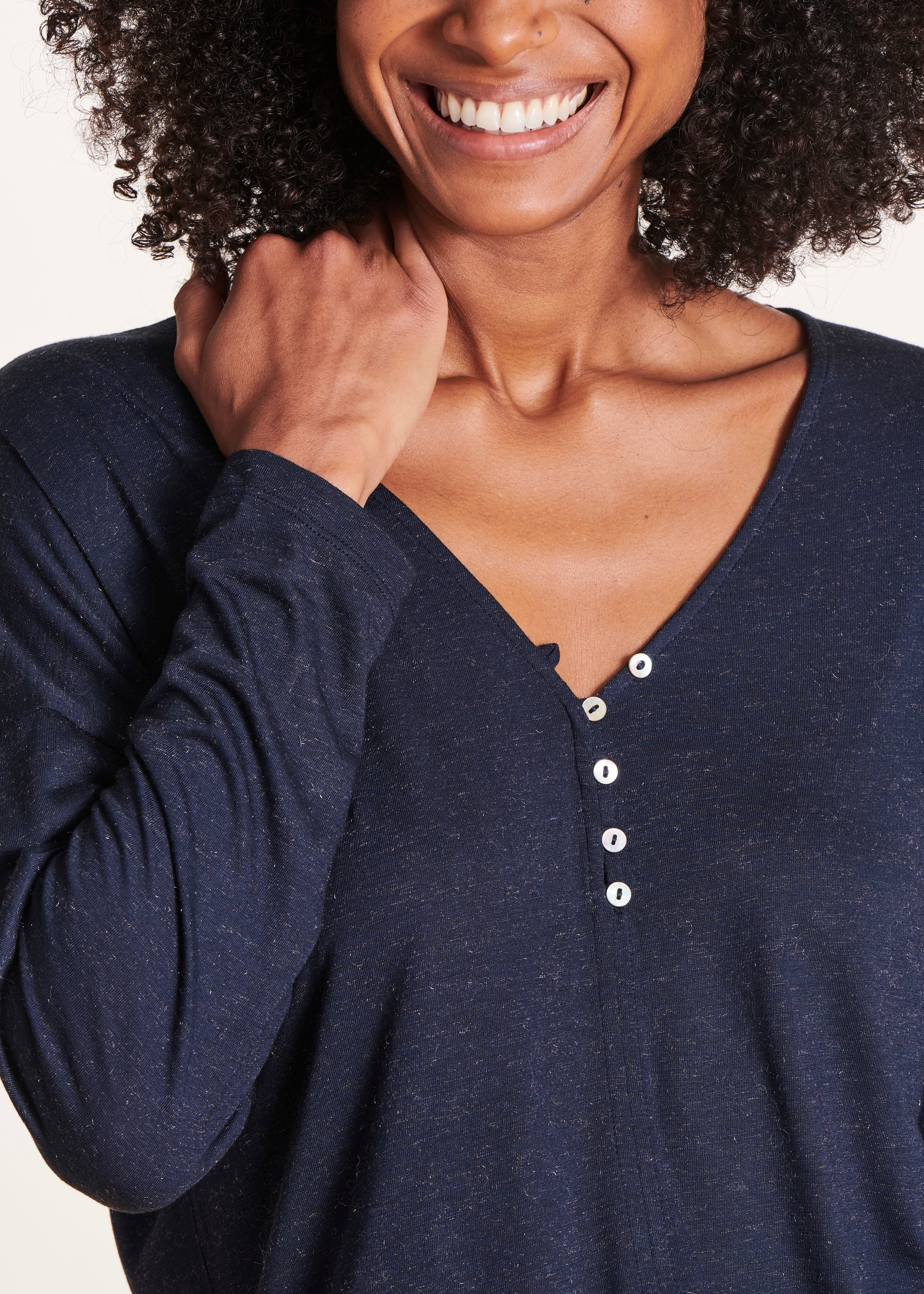 Dark blue long-sleeved V-neck T-shirt