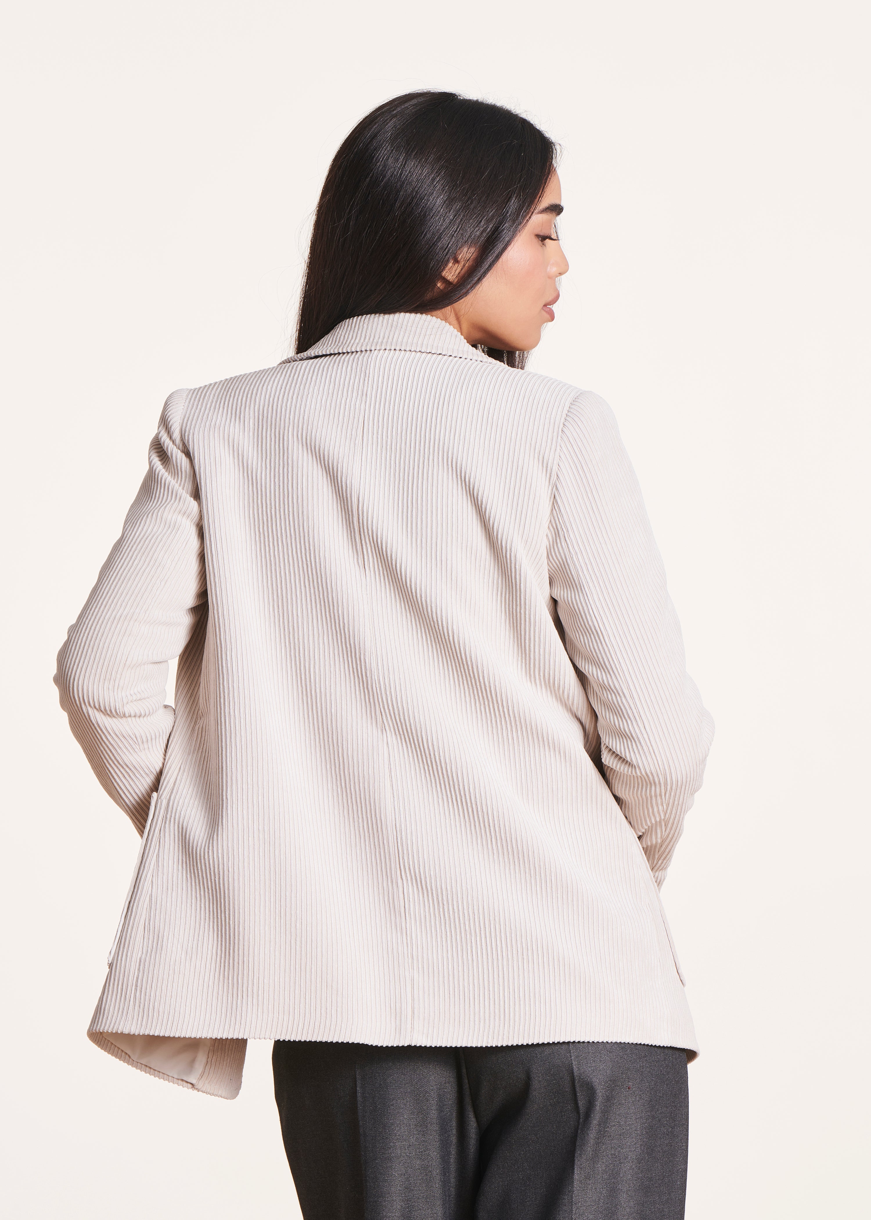 Traje de chaqueta de terciopelo blanco roto