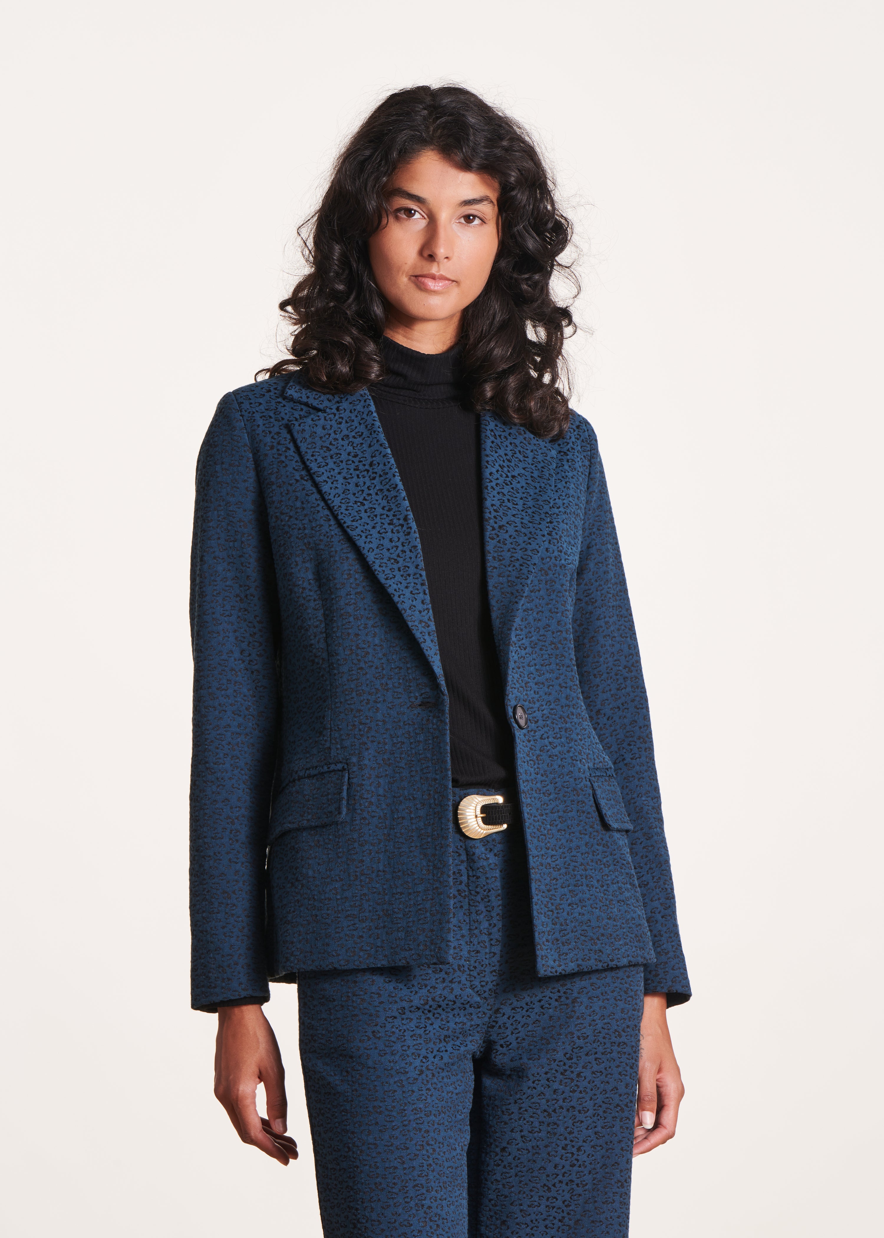 Veste tailleur noir et bleu en jacquard