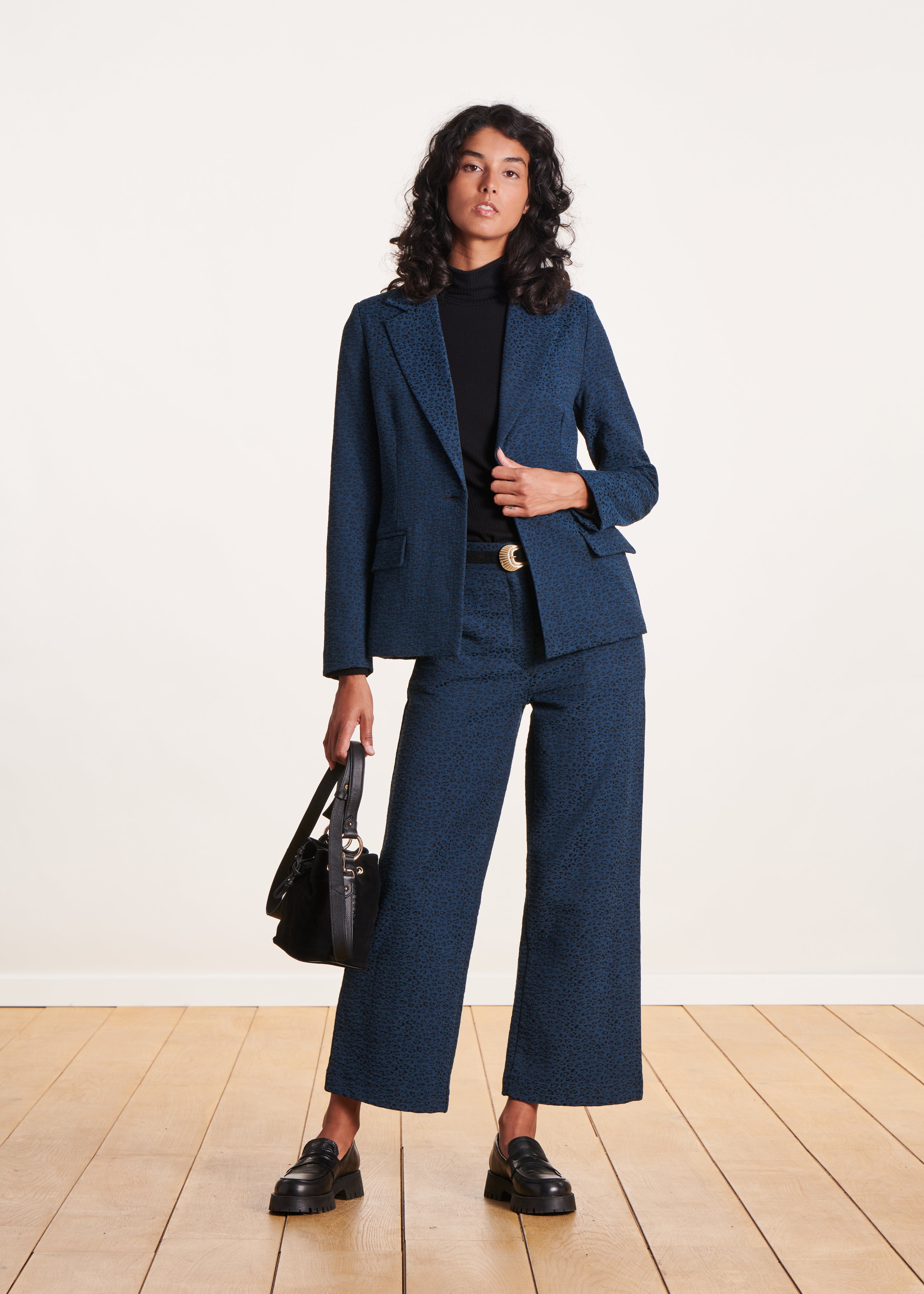 Veste tailleur noir et bleu en jacquard