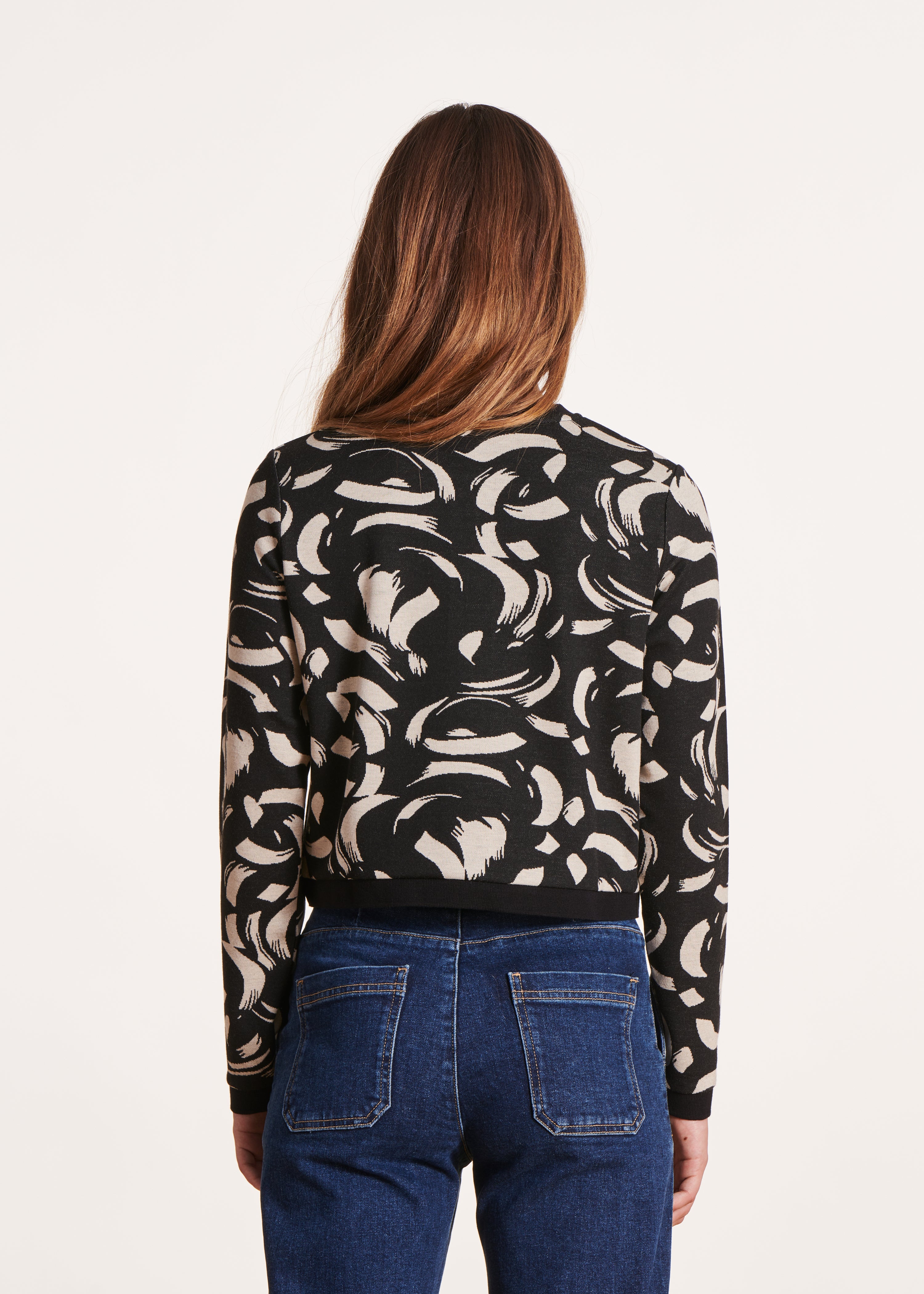 Short black and white jacket with round neckline