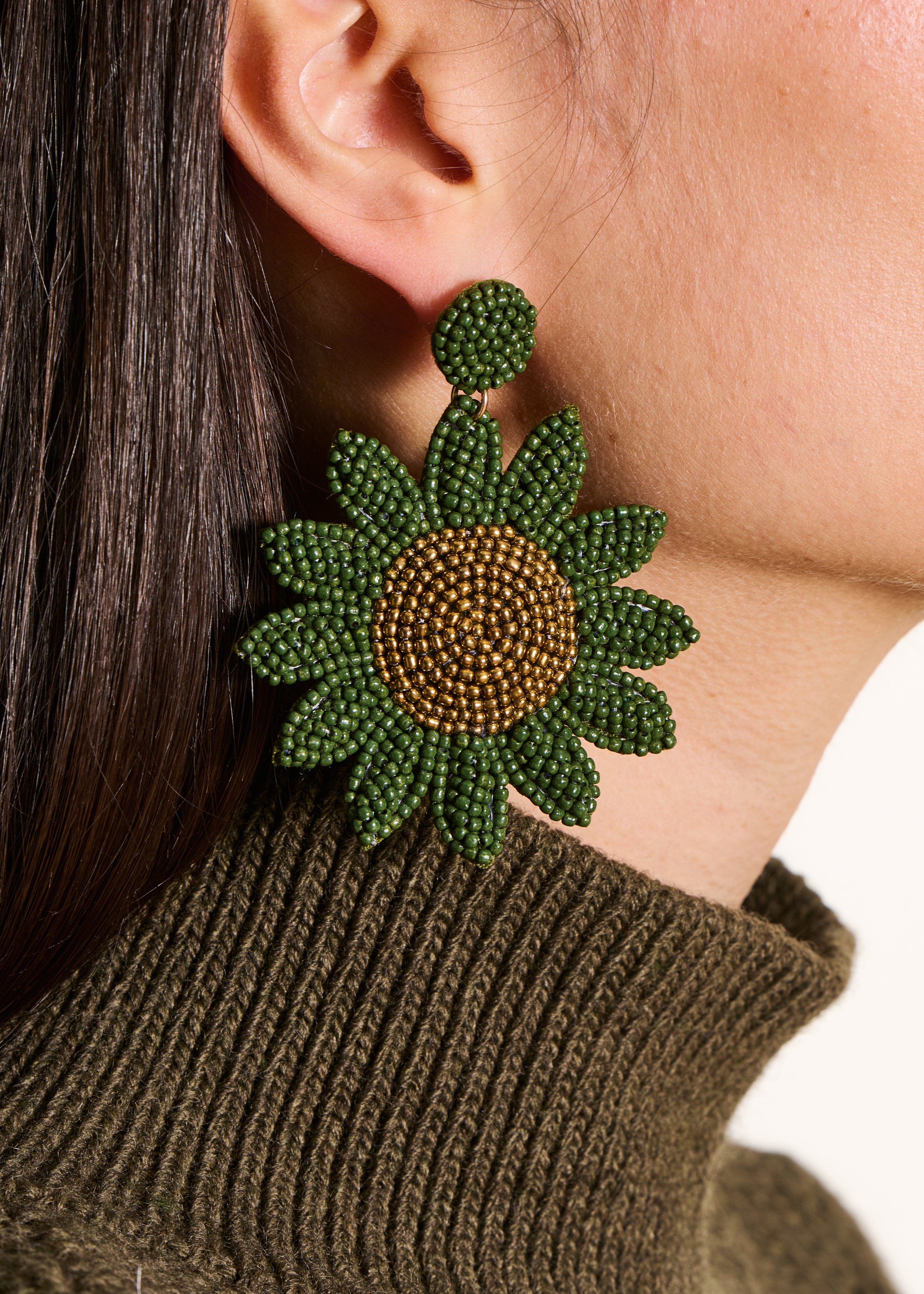 Perlenohrringe in Khaki