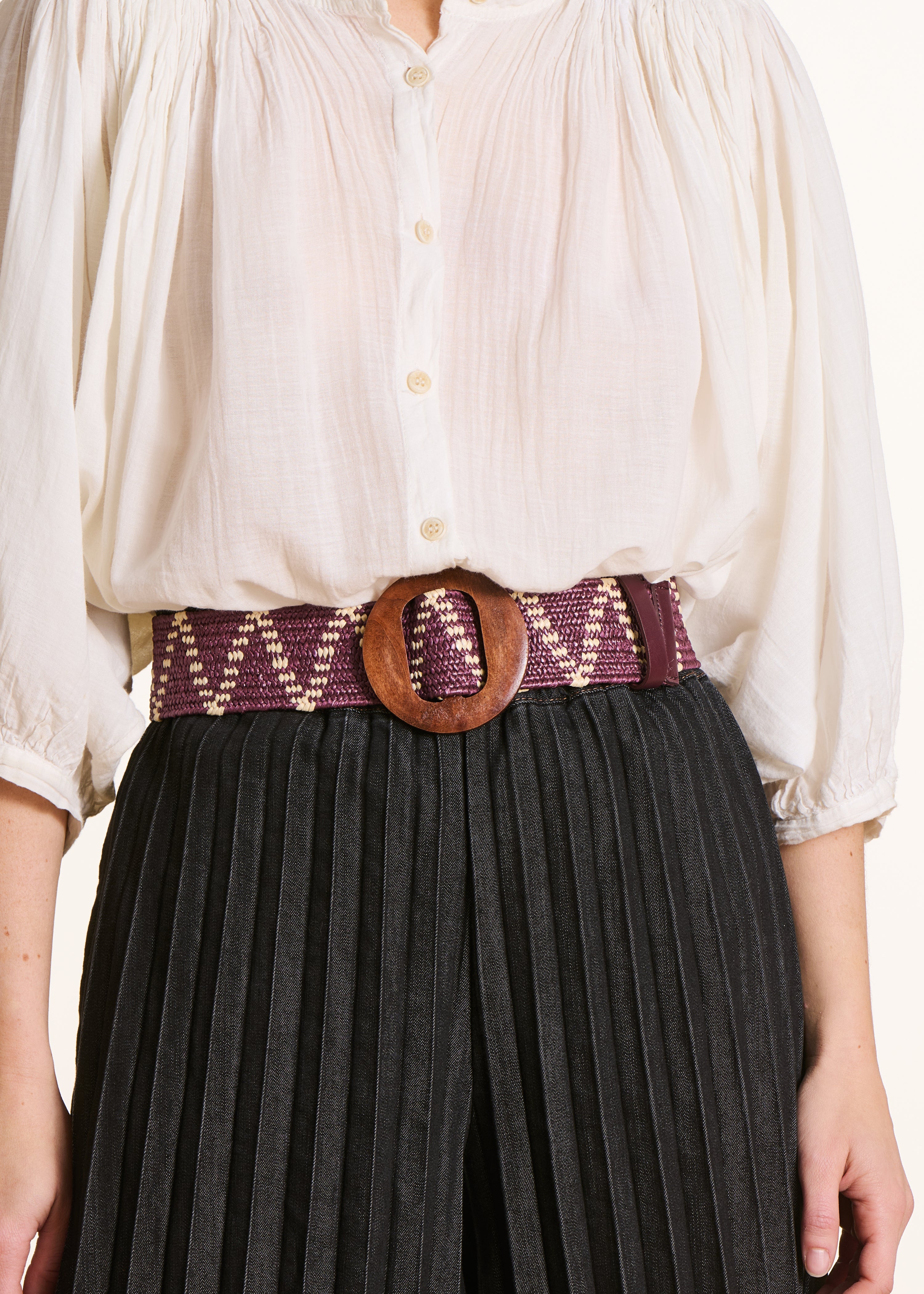 Cinturón elástico violeta con hebilla de madera