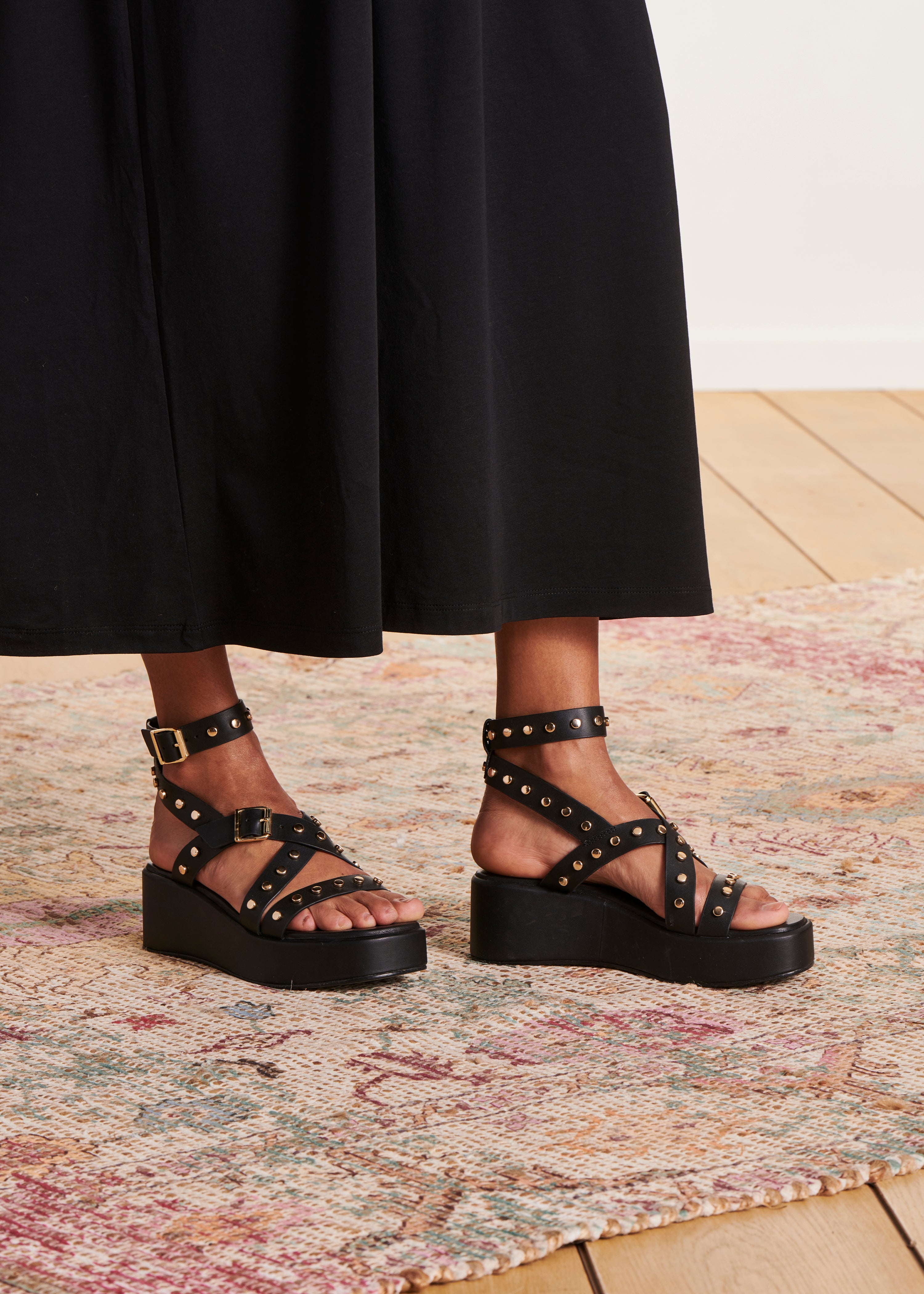 Sandales noires cloutées en cuir à plateforme