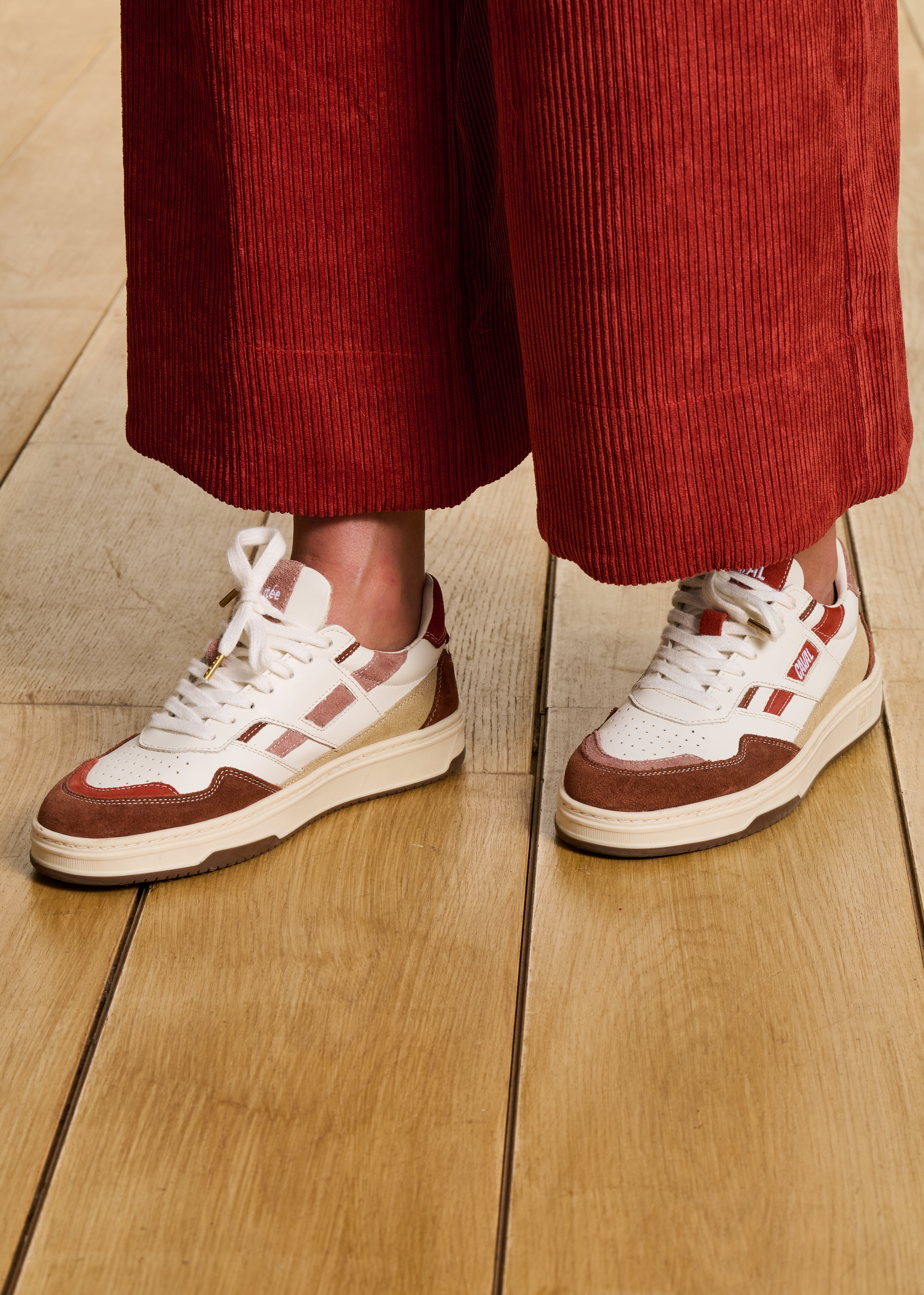 Asymmetrische rote Sneakers