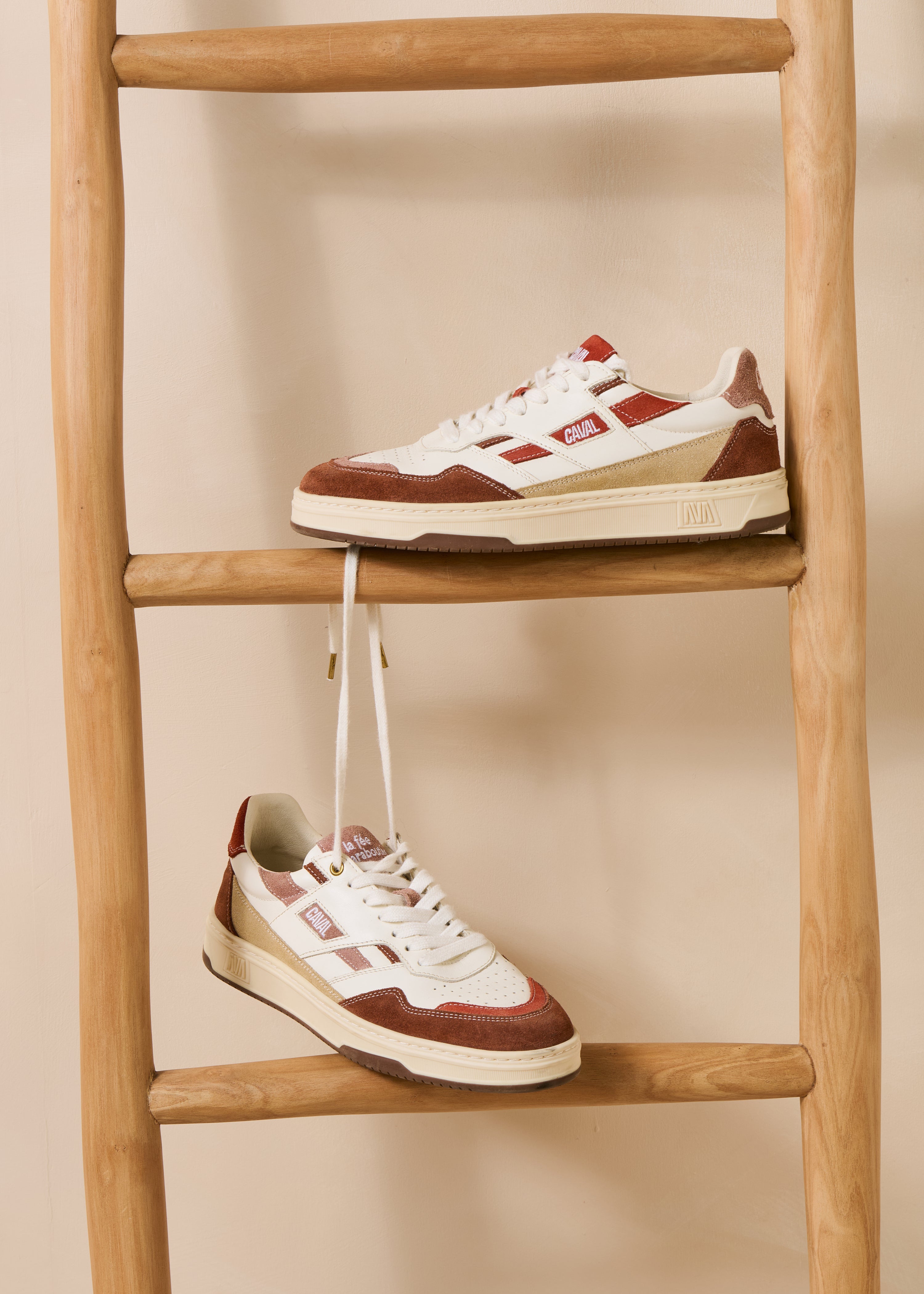 Sneakers asimmetriche rosse in pelle