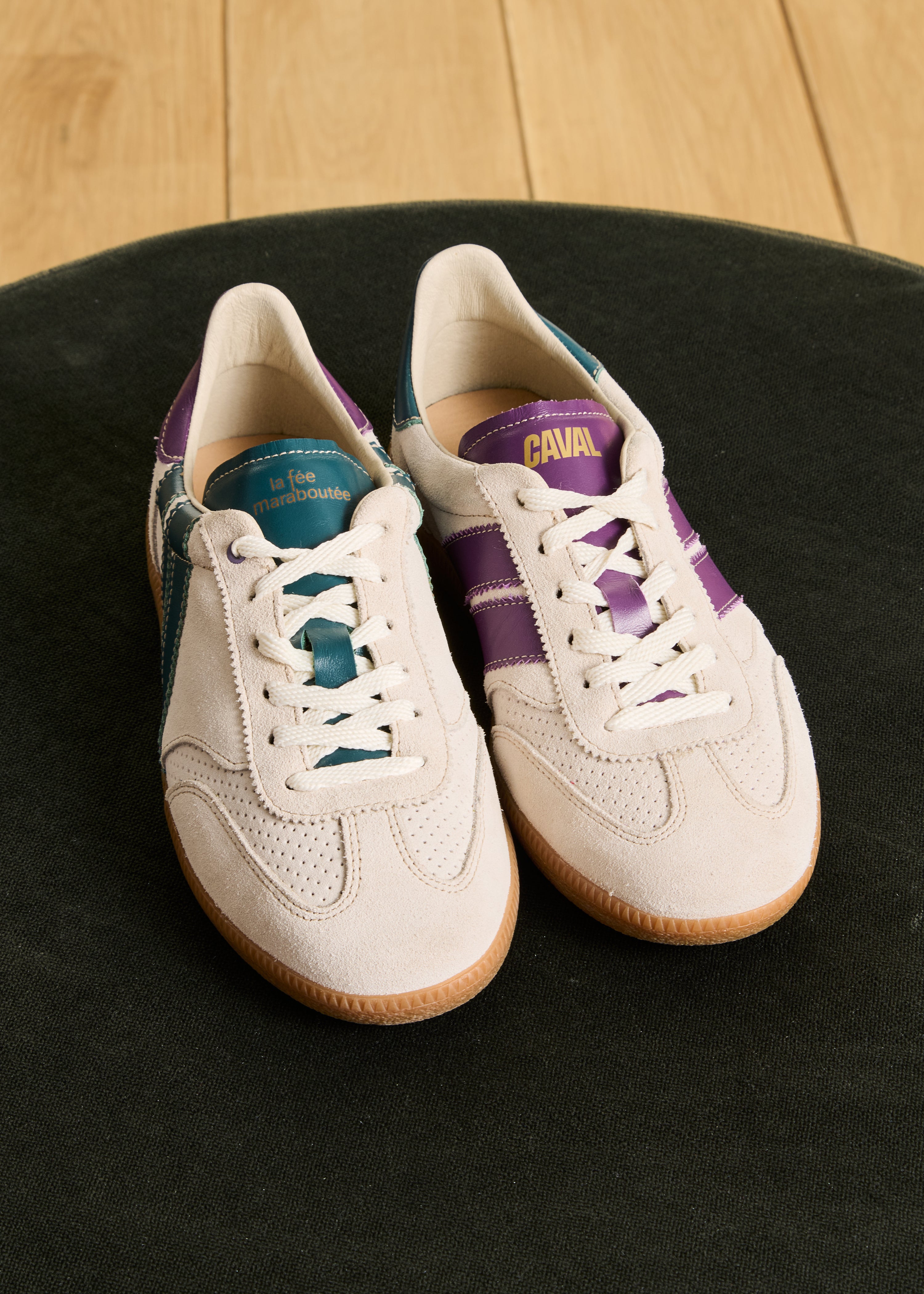 Beige asymmetric trainers