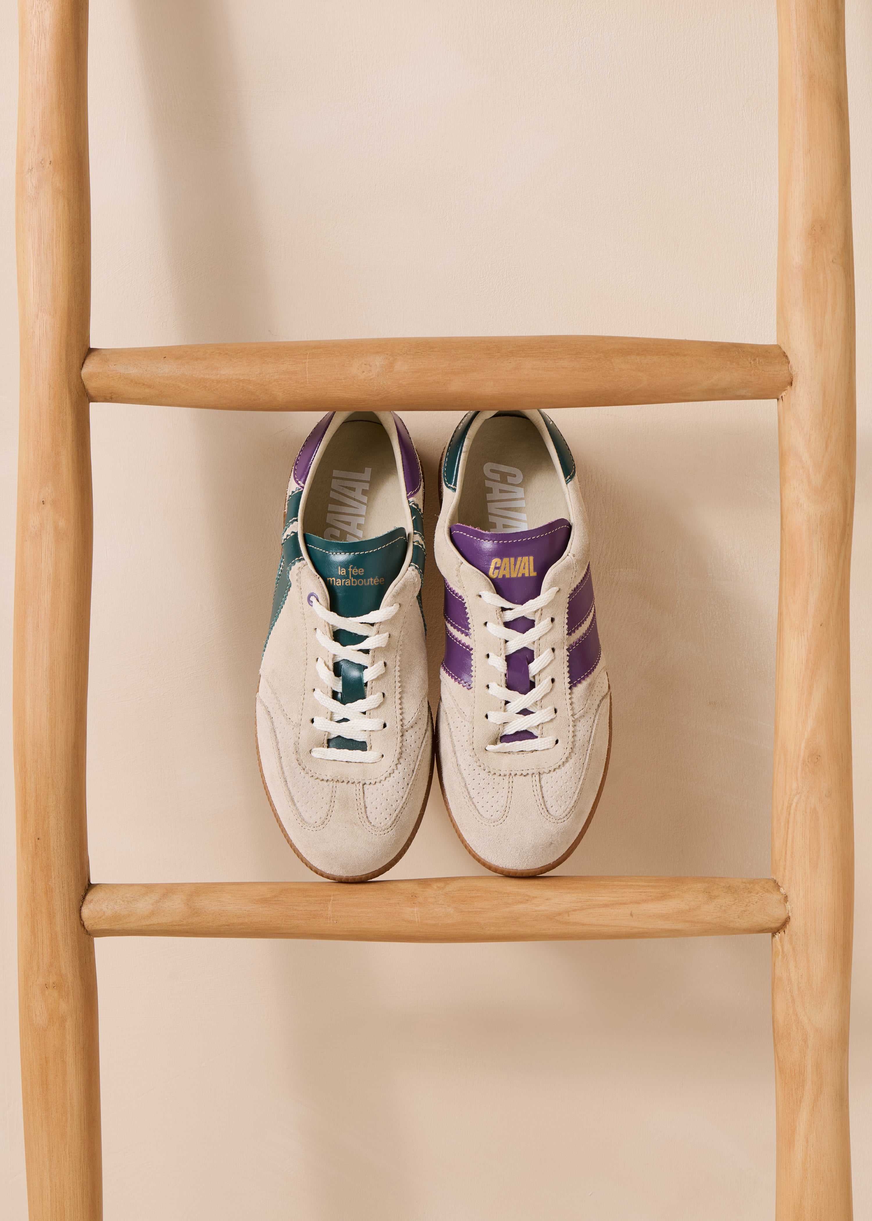 Asymmetrische beige Leder-Sneaker